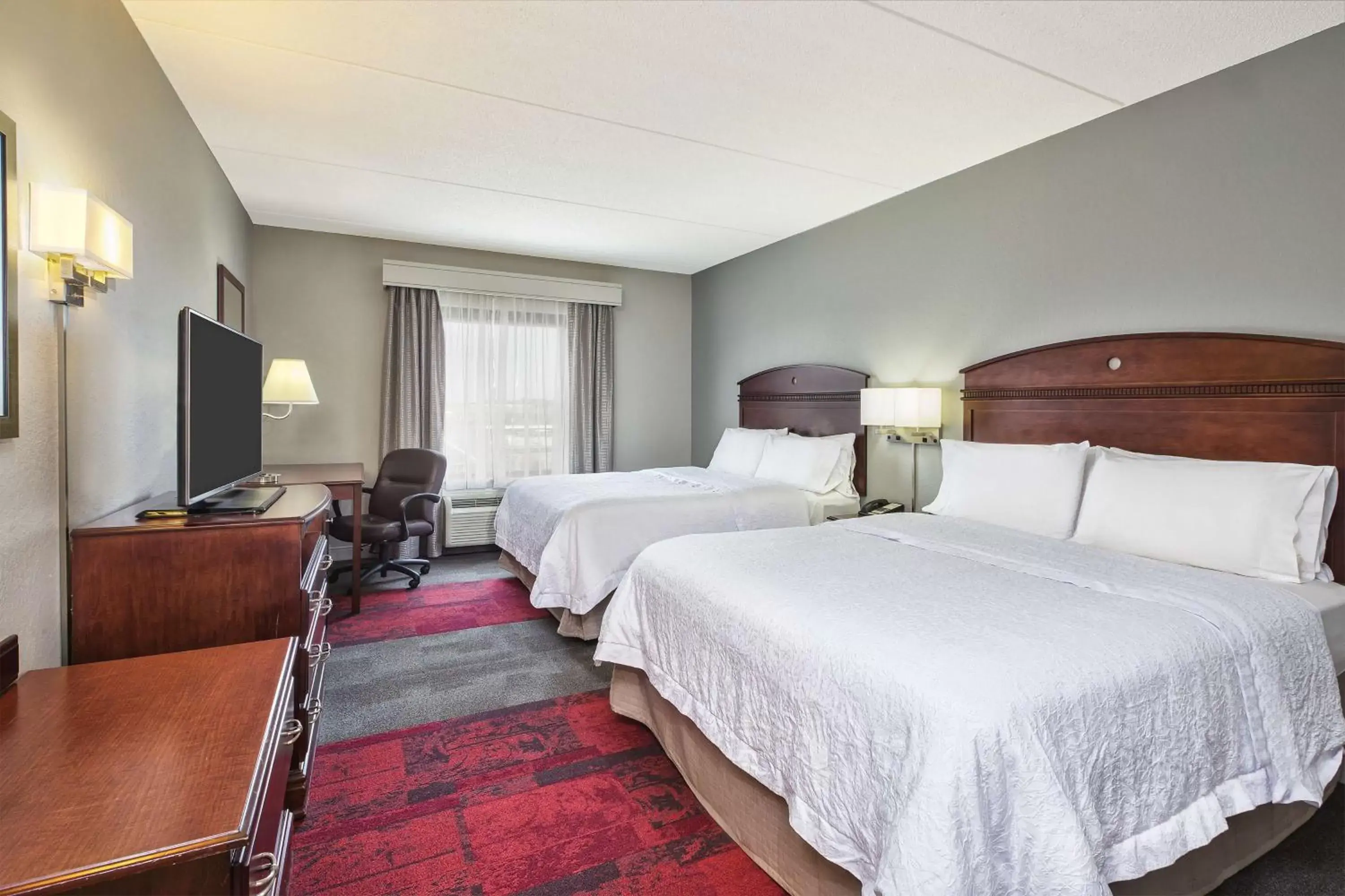 Bed in Hampton Inn & Suites Madison - West