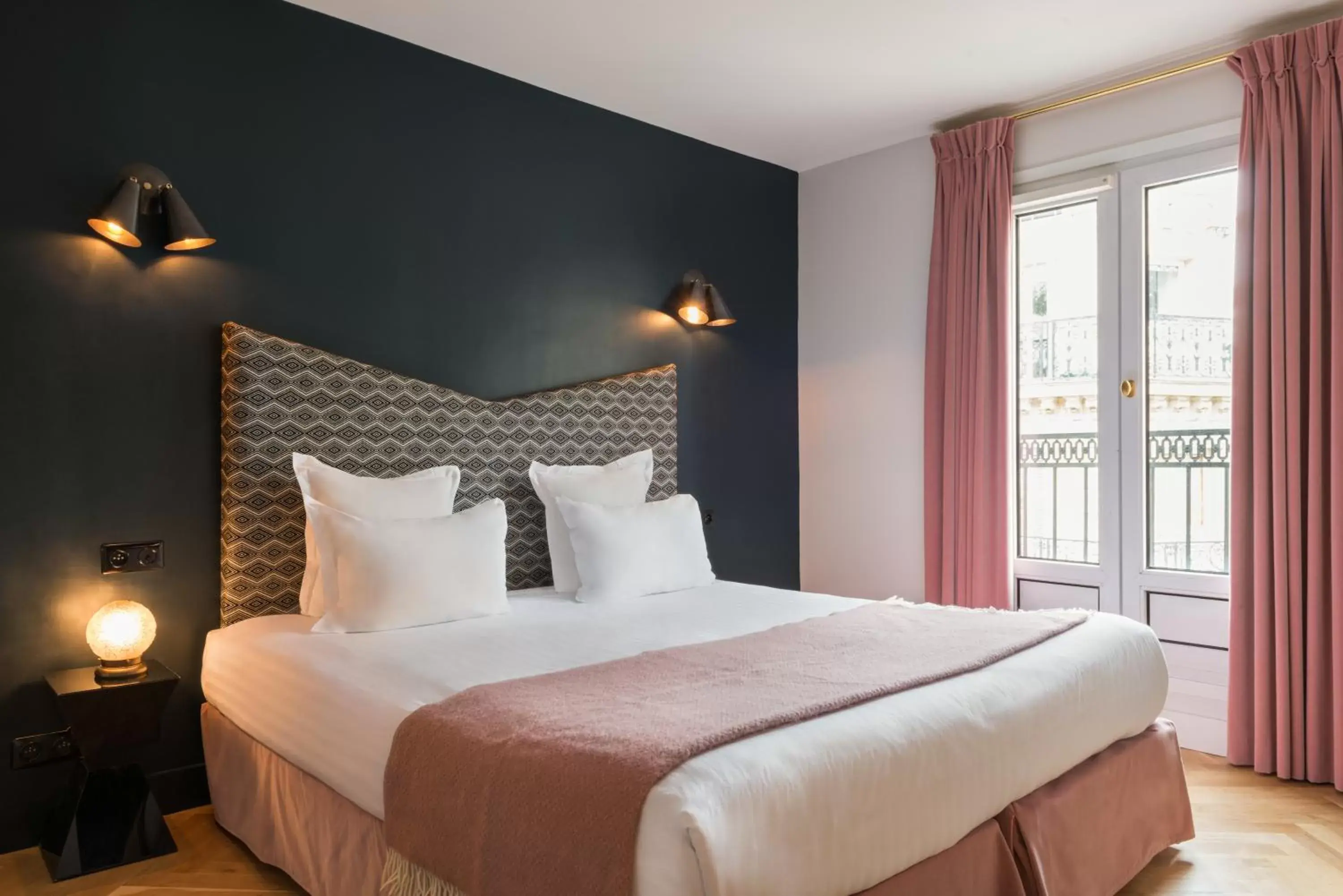 Property building, Bed in Maison Malesherbes