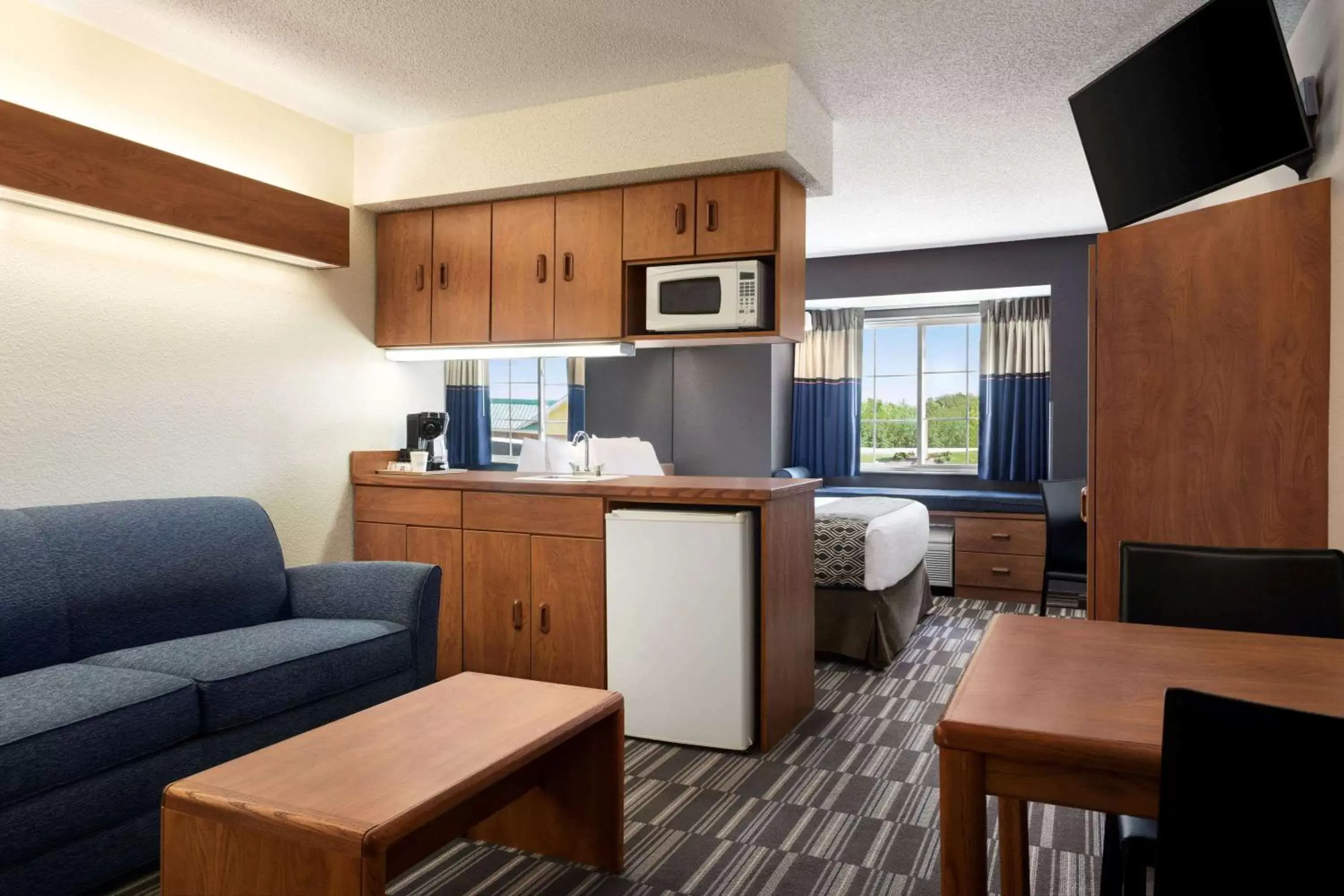 Photo of the whole room, Kitchen/Kitchenette in Microtel Inn and Suites - Inver Grove Heights