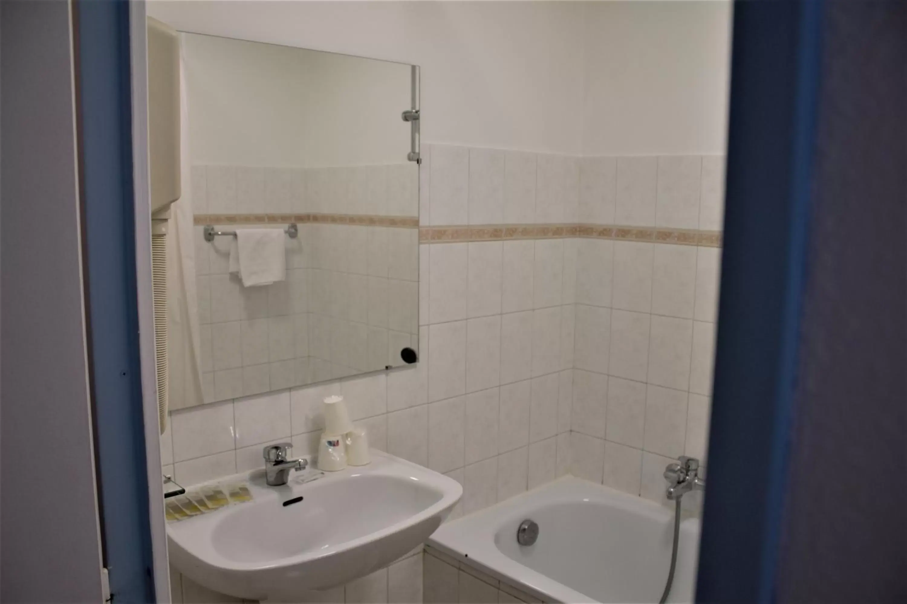 Bathroom in Adonis Cannes - Hôtel Thomas
