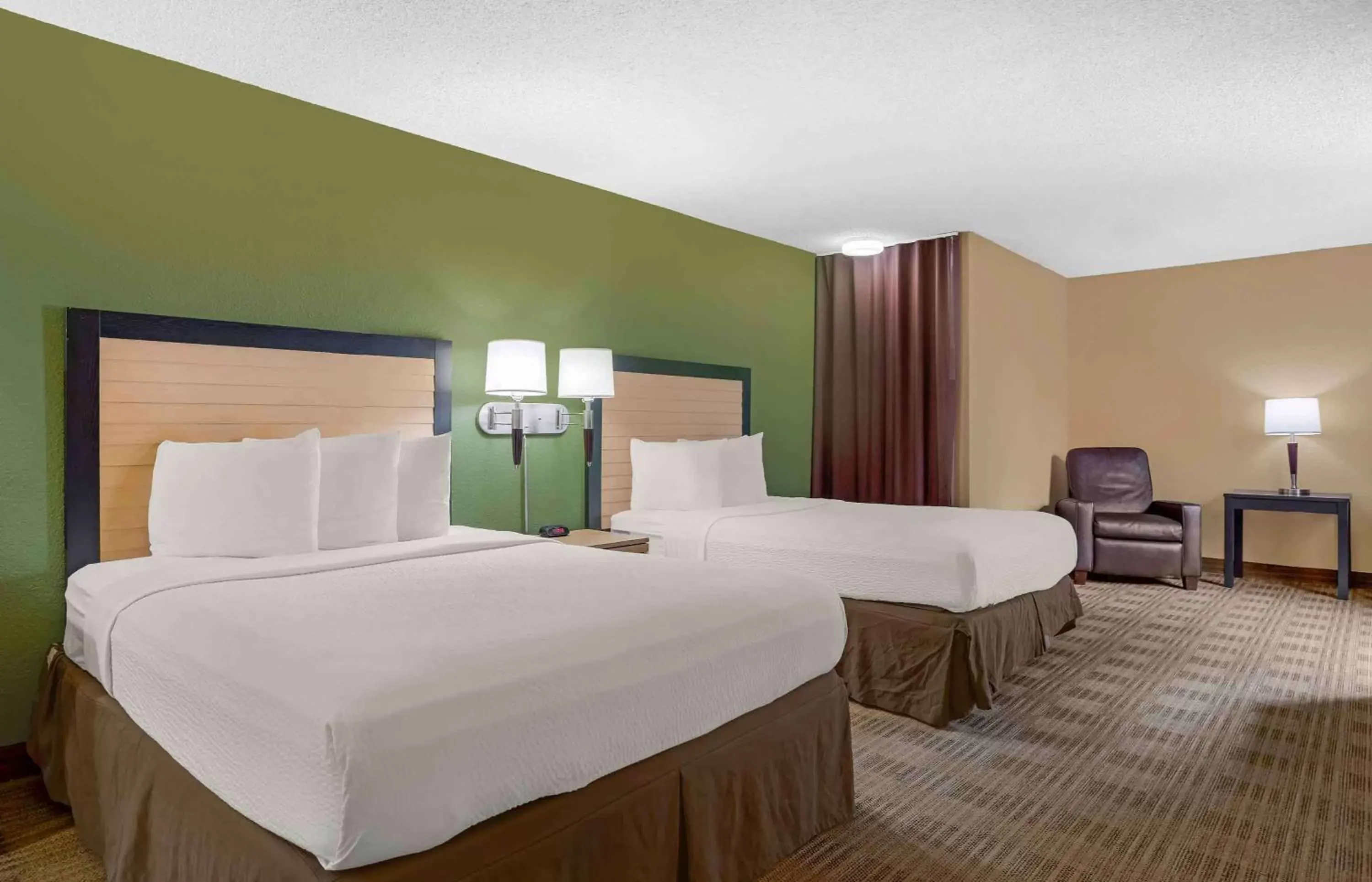 Bedroom, Bed in Extended Stay America Suites - Houston - Med Ctr - Greenway Plaza