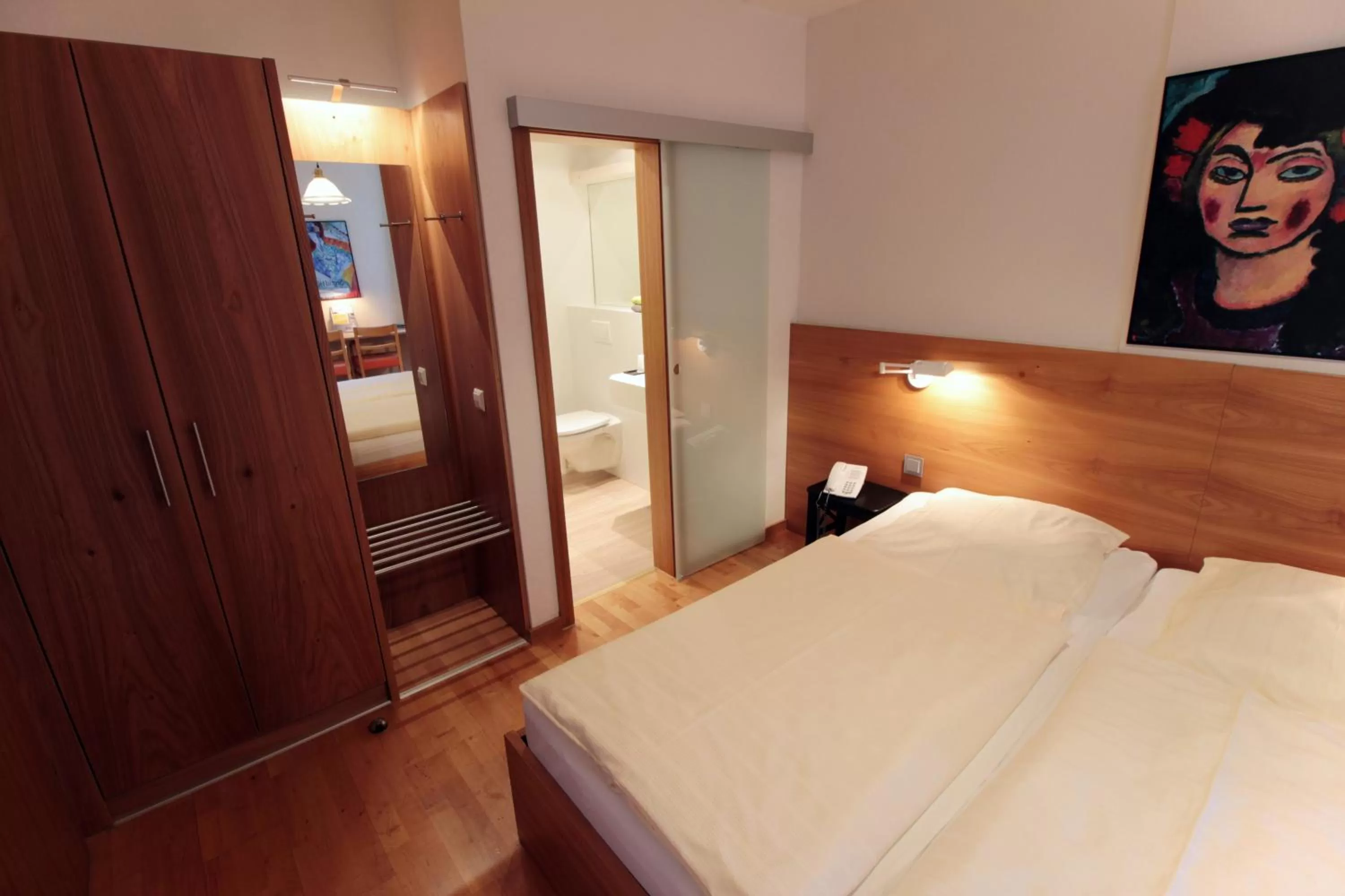 Photo of the whole room, Bed in An der Persiluhr Stadt-gut-Hotel