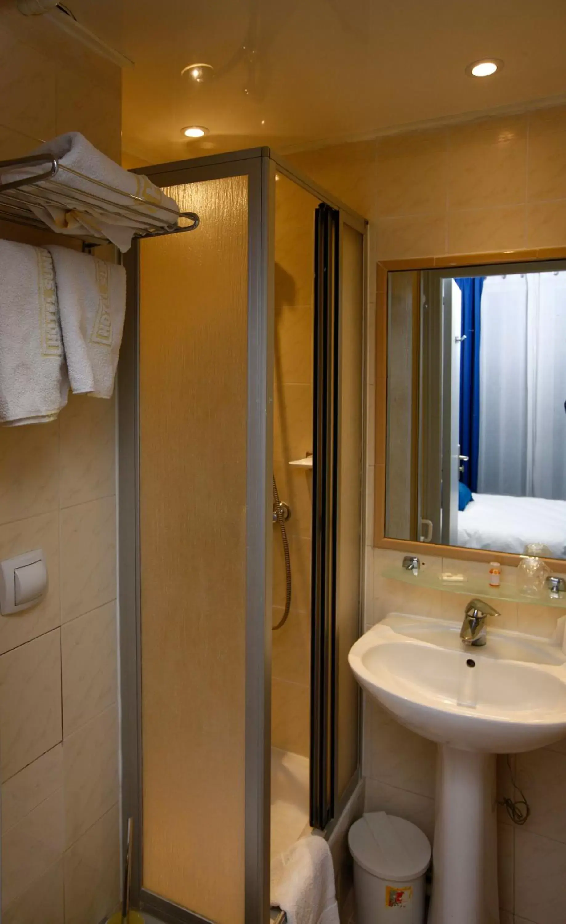 Bathroom in Hôtel Sunny