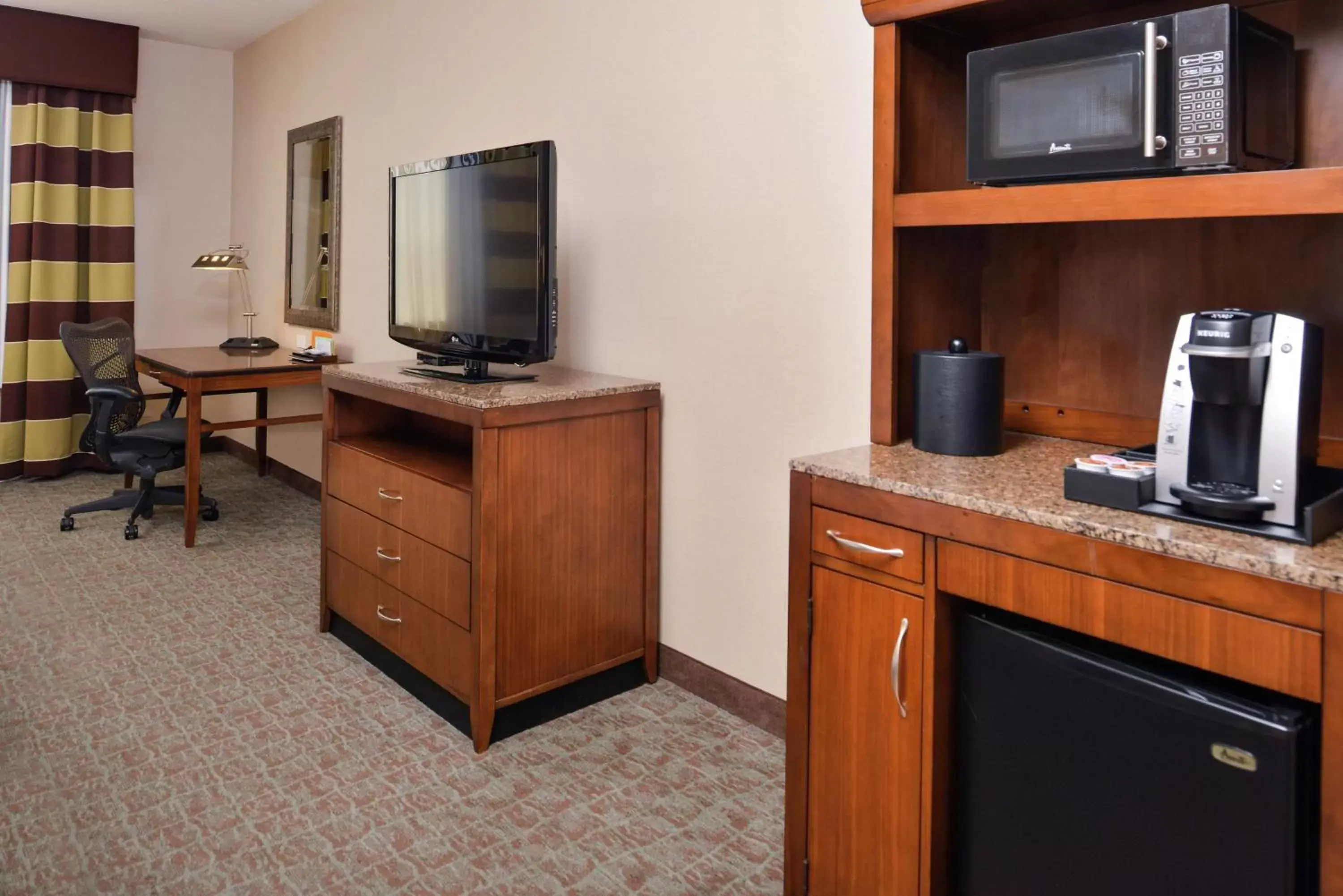 Bedroom, TV/Entertainment Center in Hilton Garden Inn Boise Spectrum