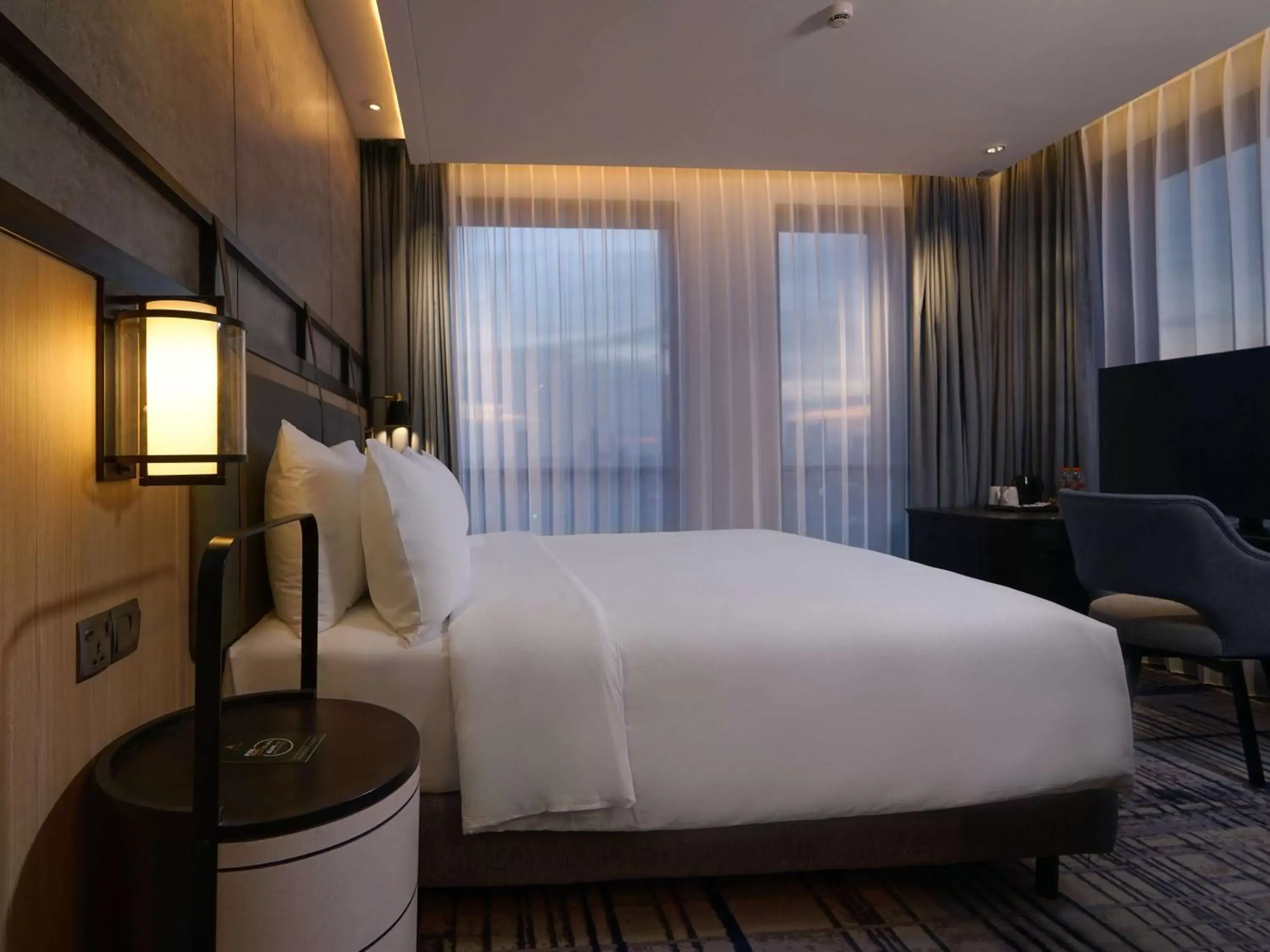 Photo of the whole room, Bed in Mercure Surabaya Manyar