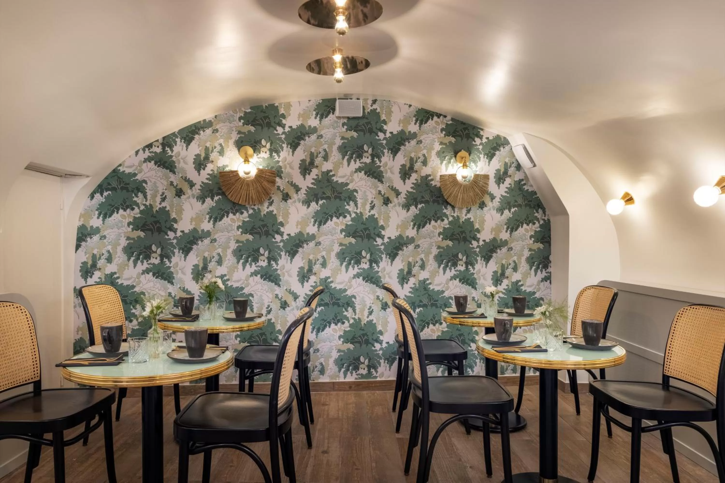 Restaurant/Places to Eat in Hotel Bloum