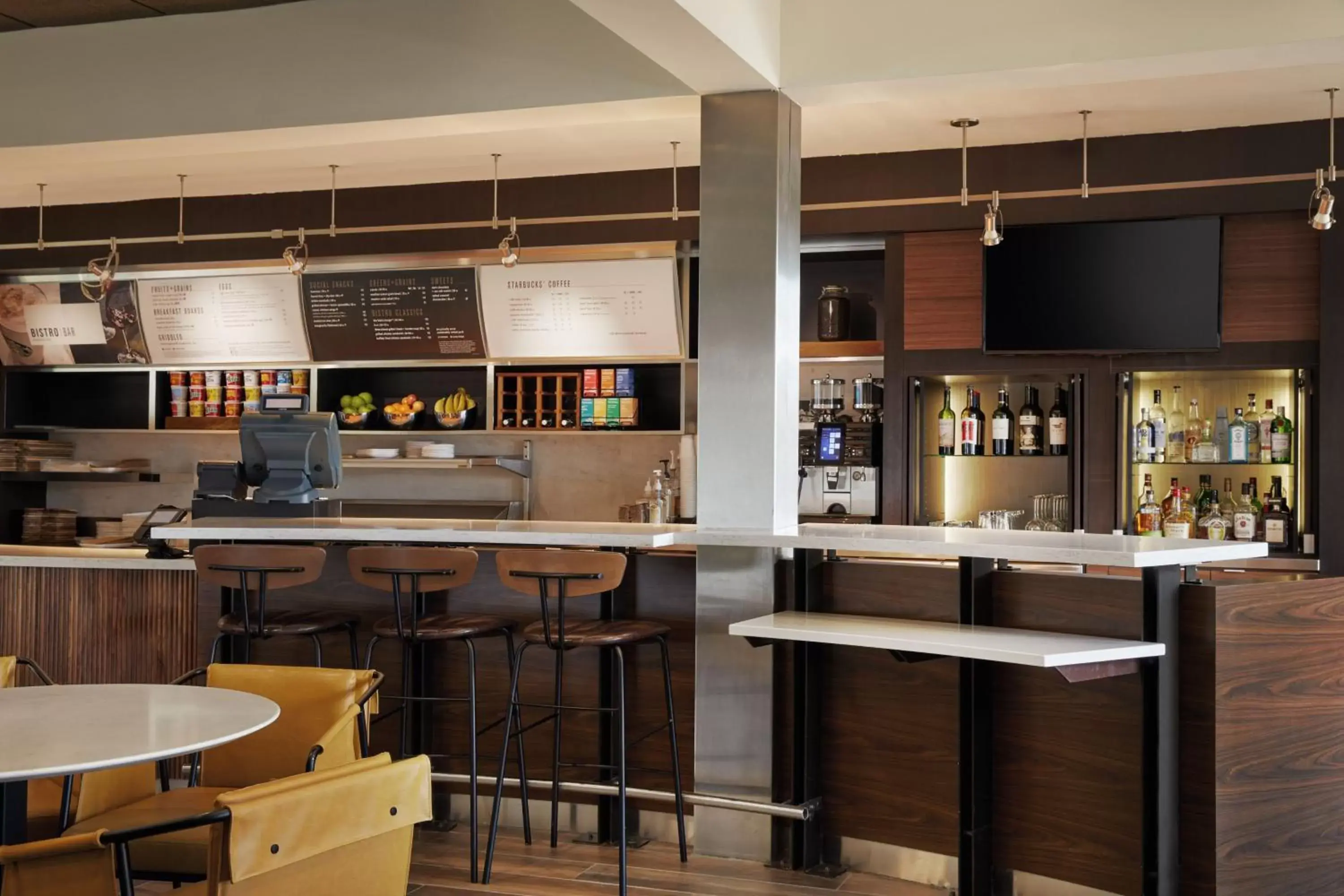 Breakfast, Lounge/Bar in Courtyard by Marriott St. Louis Downtown West