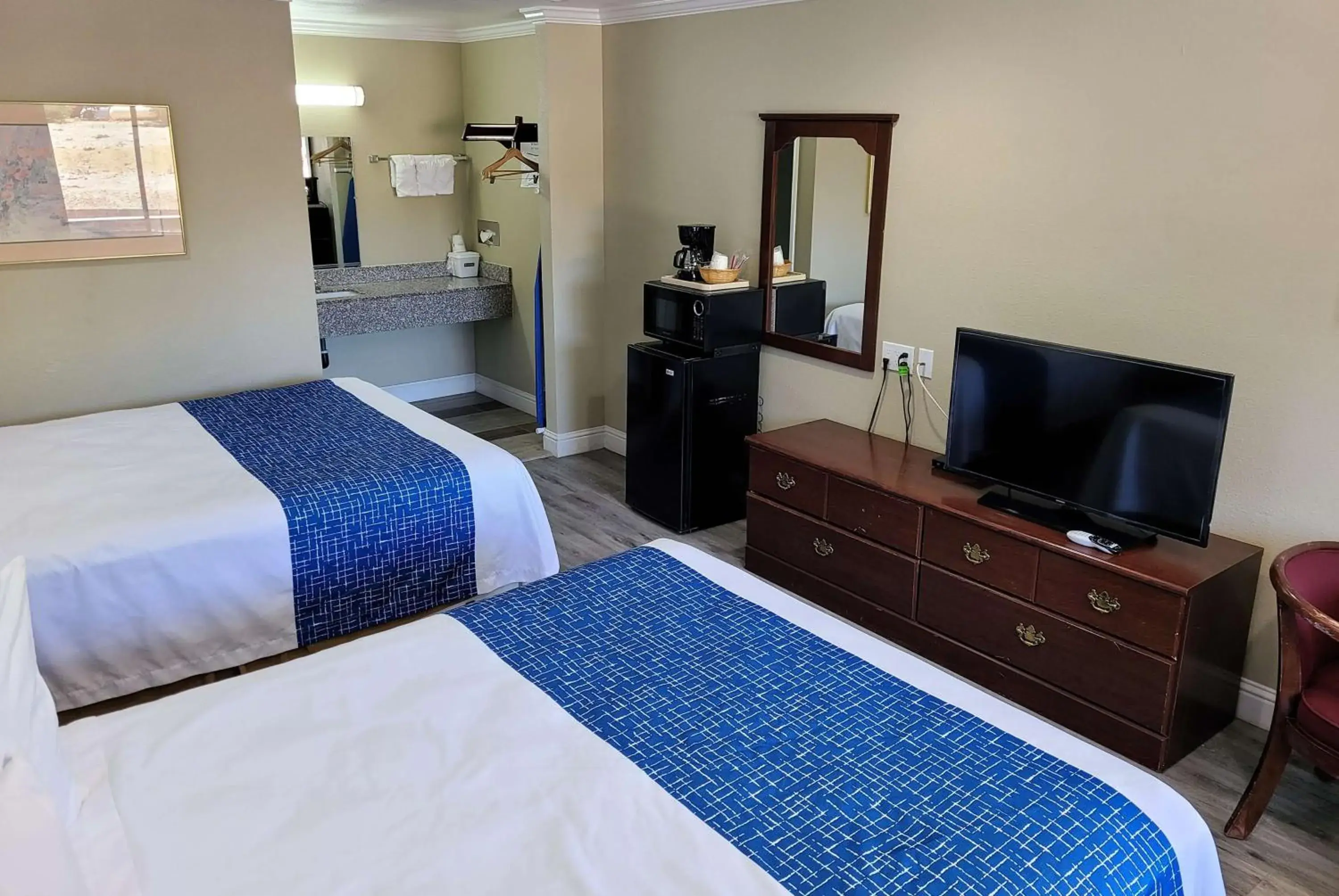 Photo of the whole room, Bed in Travelodge by Wyndham Clearlake