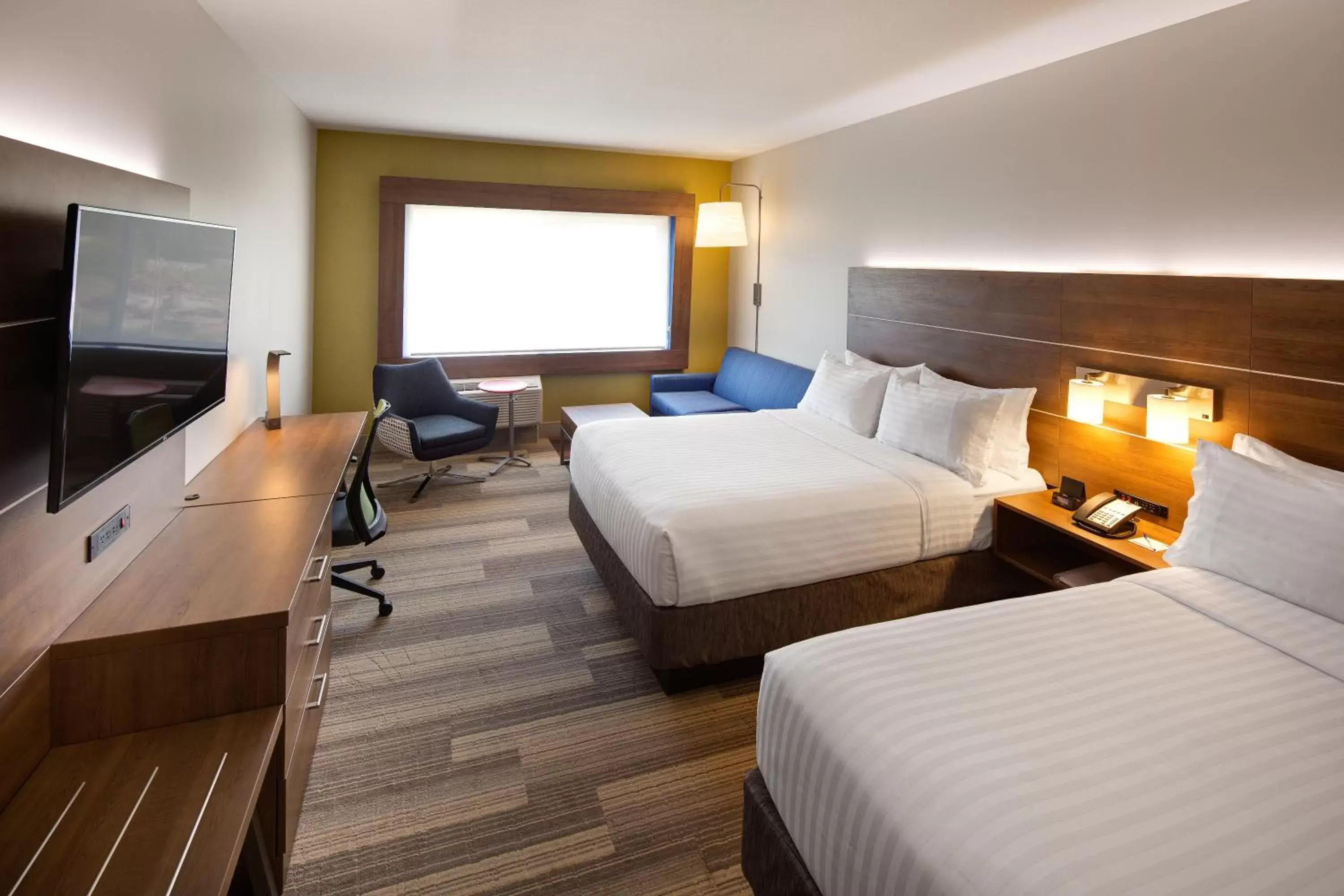 Queen Suite in Holiday Inn Express & Suites Terrace, an IHG Hotel