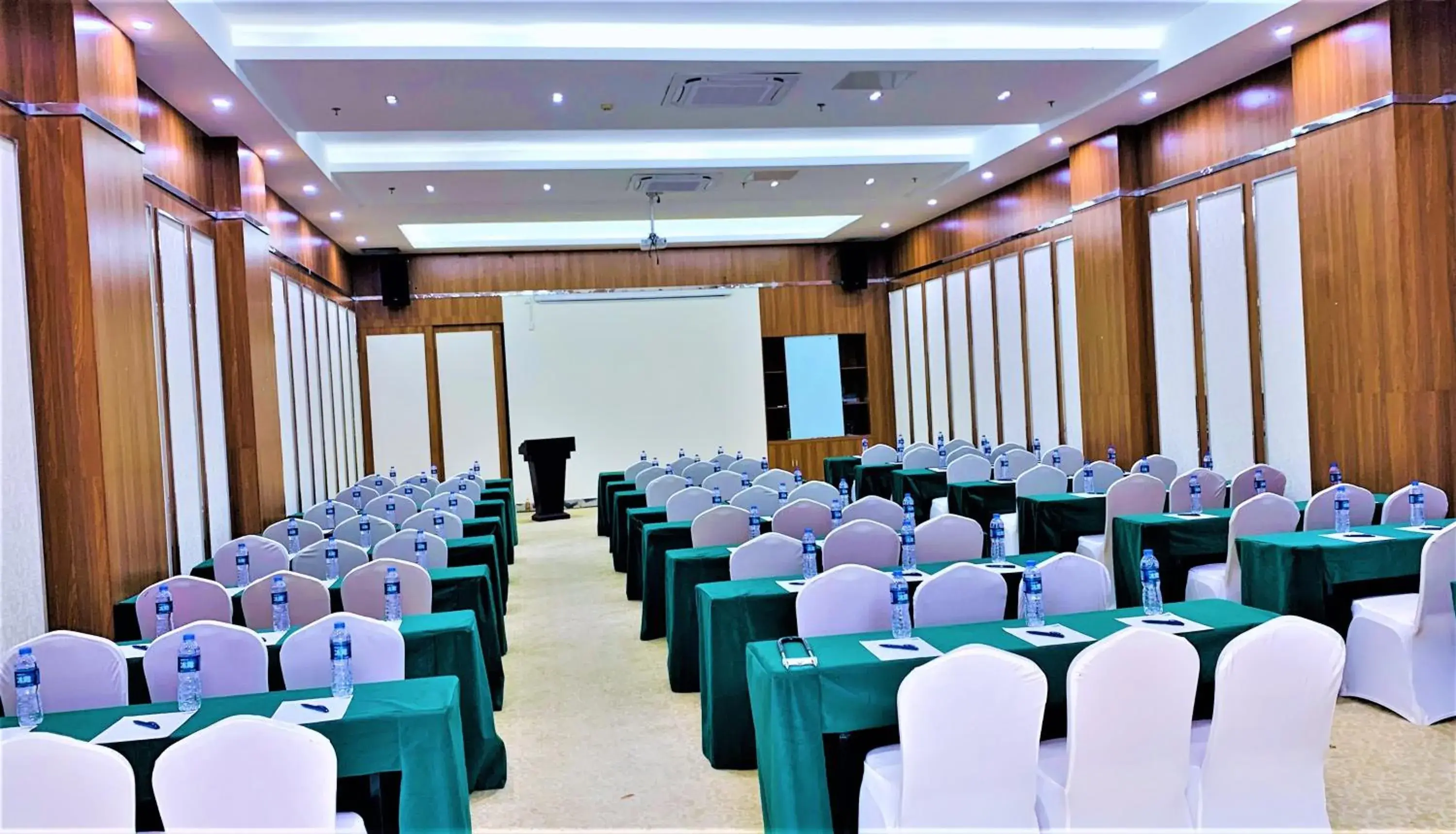 Meeting/conference room, Banquet Facilities in Holiday Inn Express Haikou West Coast, an IHG Hotel