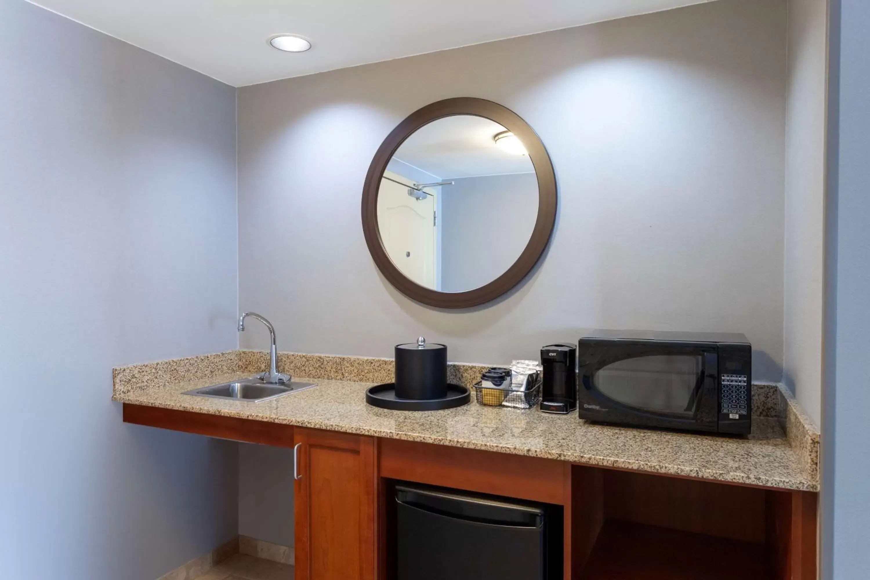 Photo of the whole room, Kitchen/Kitchenette in Hampton Inn & Suites Minneapolis St. Paul Airport - Mall of America