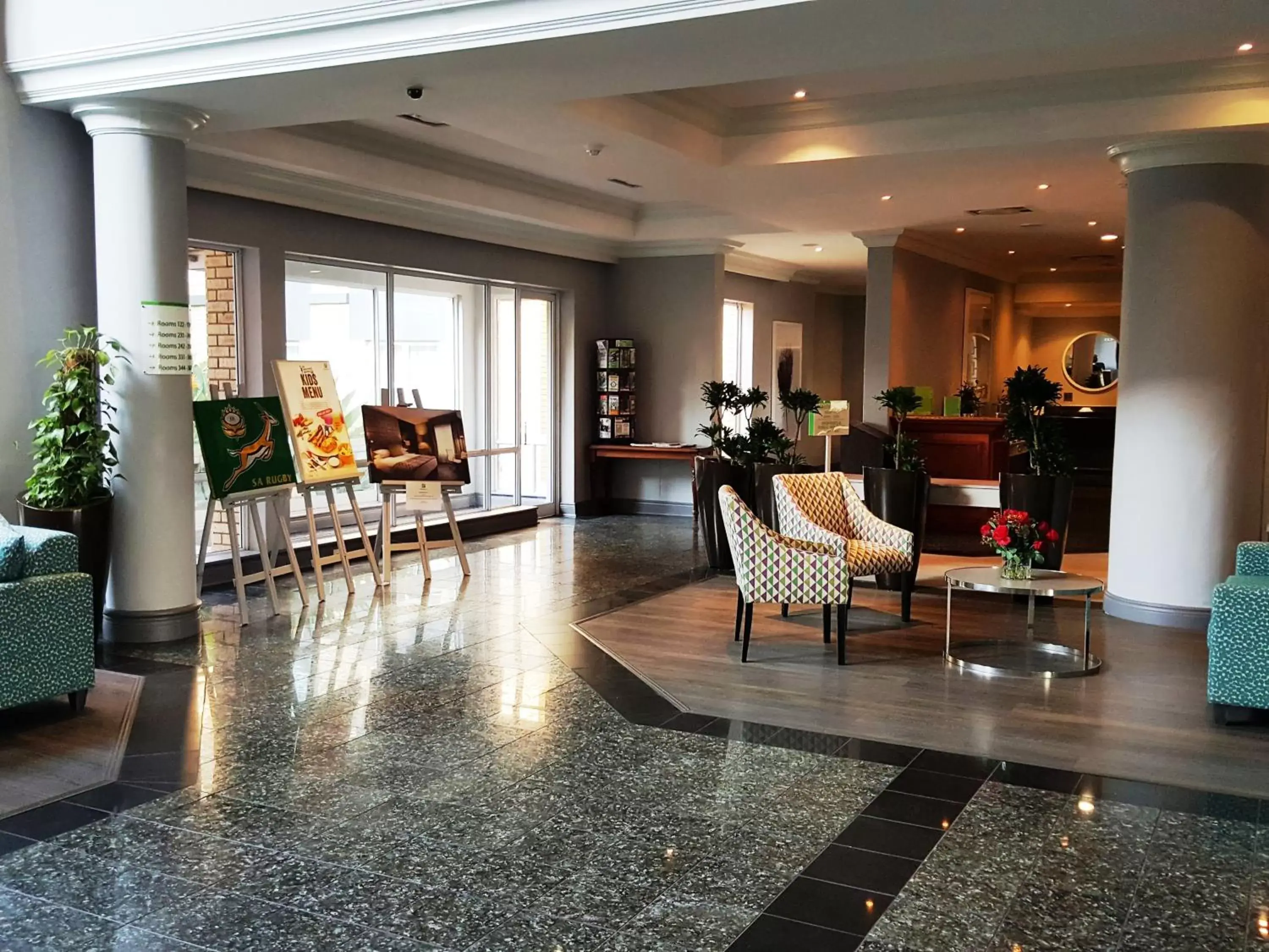 Lounge or bar in Holiday Inn Johannesburg Airport, an IHG Hotel