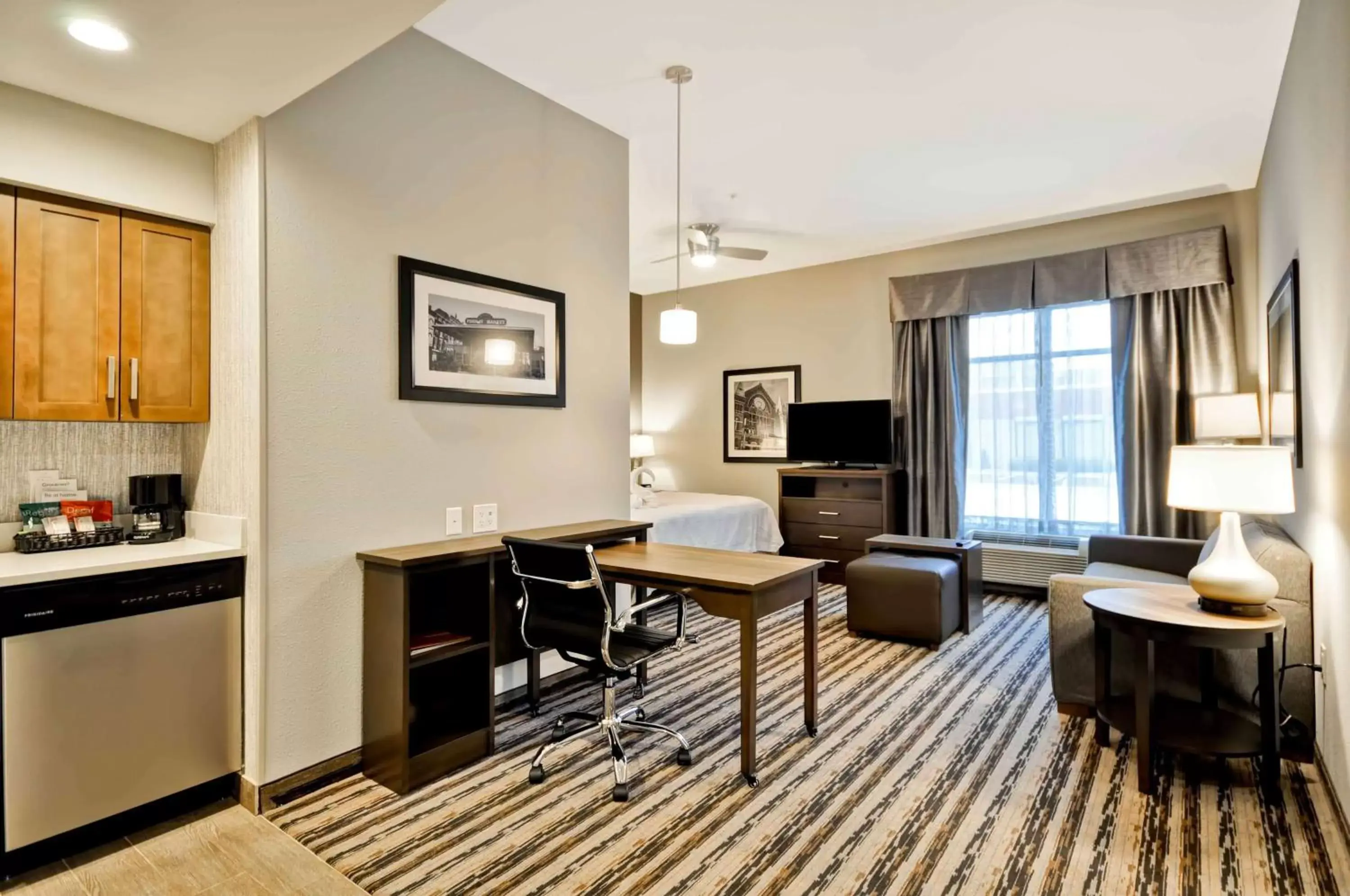 Living room, Dining Area in Homewood Suites by Hilton Cincinnati/West Chester