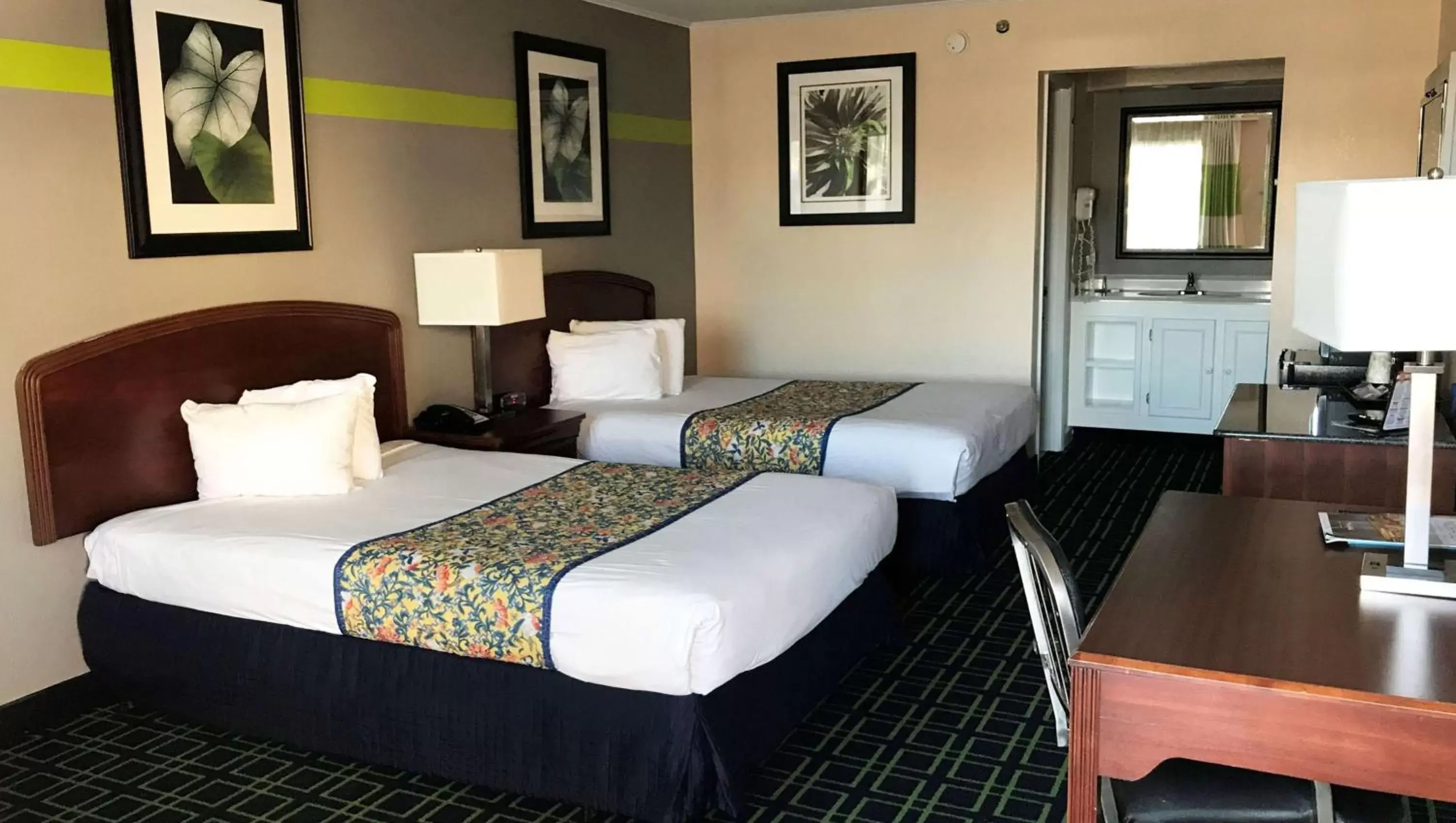 Photo of the whole room, Bed in Magnuson Hotel Virginia Beach