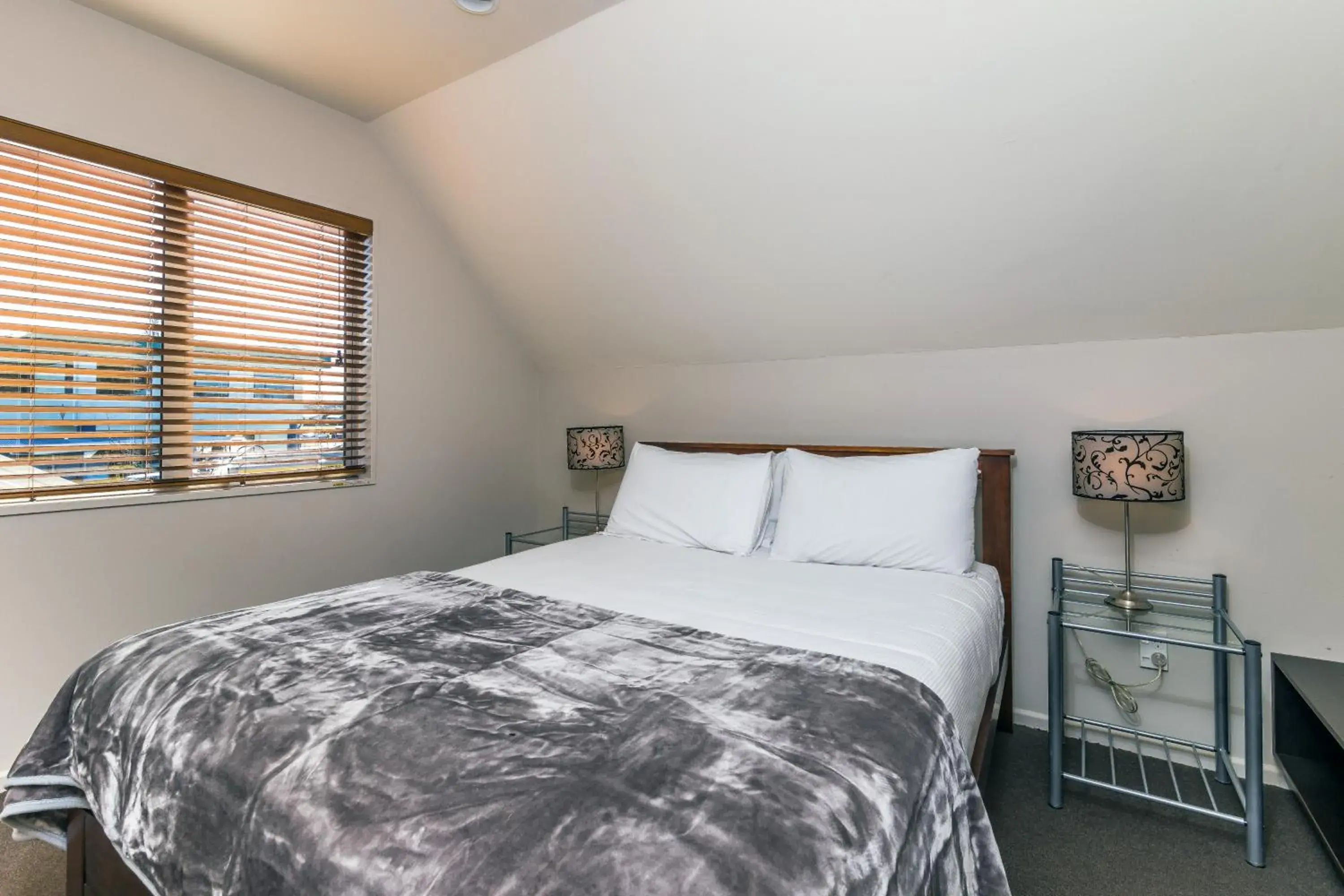 Bedroom, Bed in Twin Peaks Lakeside Inn