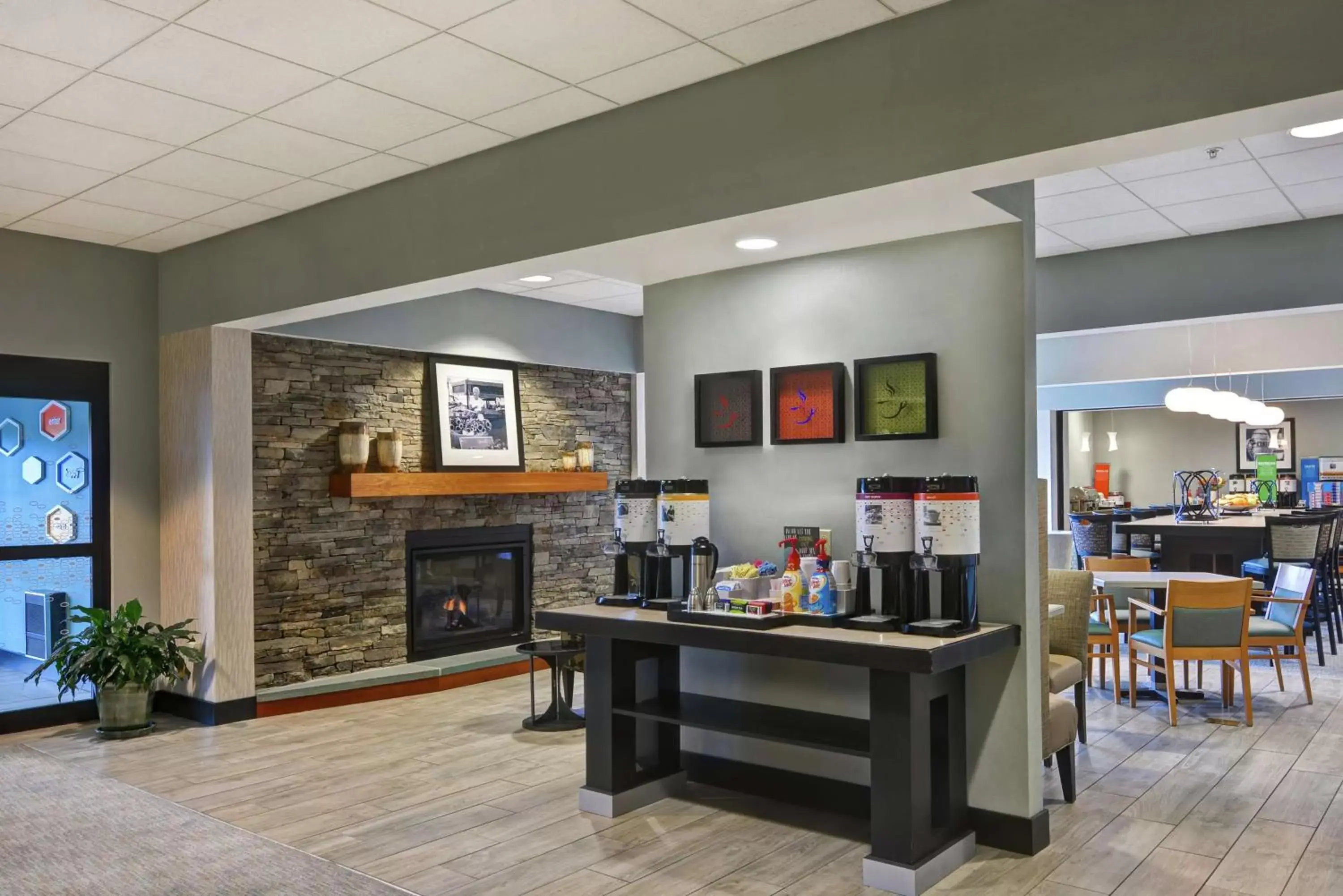 Dining area in Hampton Inn Lewisburg