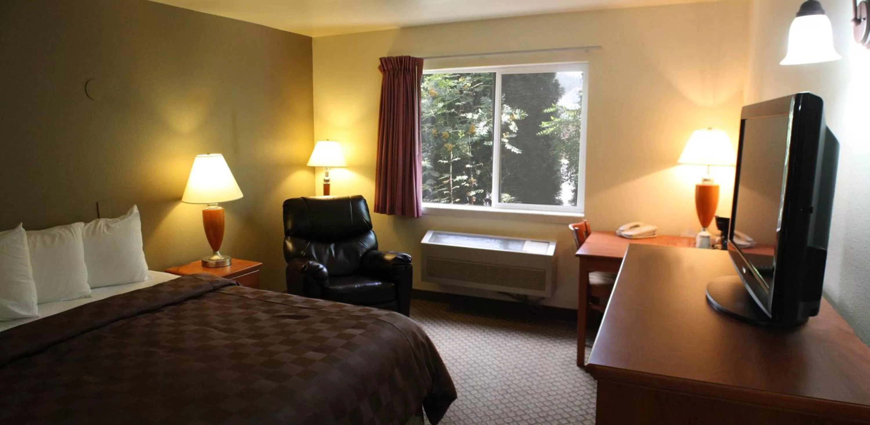 Bedroom, Bed in FairBridge Inn & Suites Kellogg