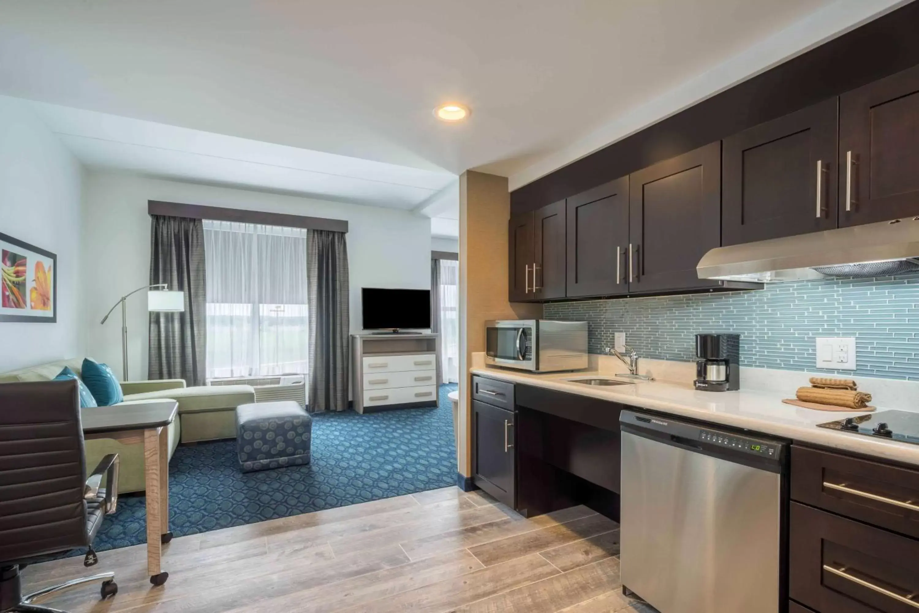 Bedroom, Kitchen/Kitchenette in Homewood Suites by Hilton Philadelphia Plymouth Meeting