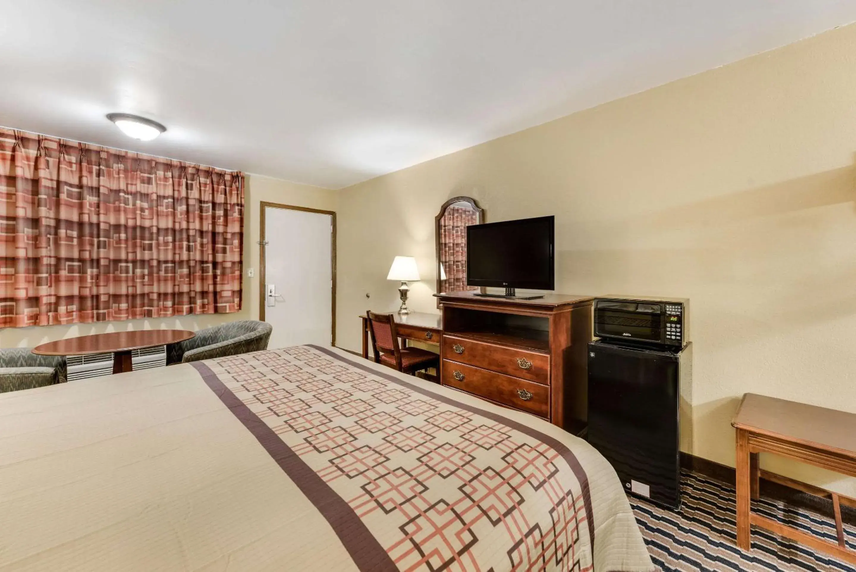 Photo of the whole room, Bed in Rodeway Inn Columbus West Photo of the whole room, Bed in Rodeway Inn Columbus West