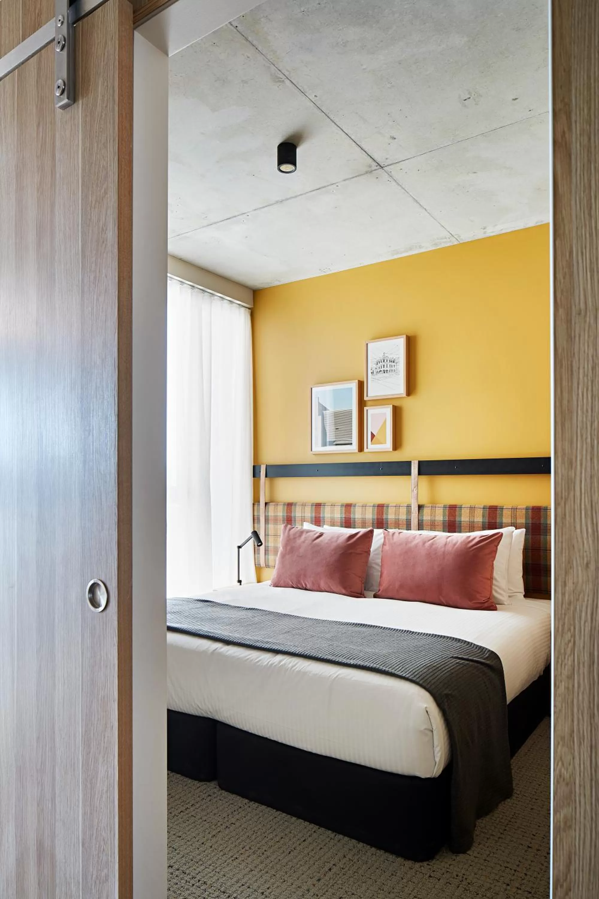 Bed in Lanbruk Richmond Hill