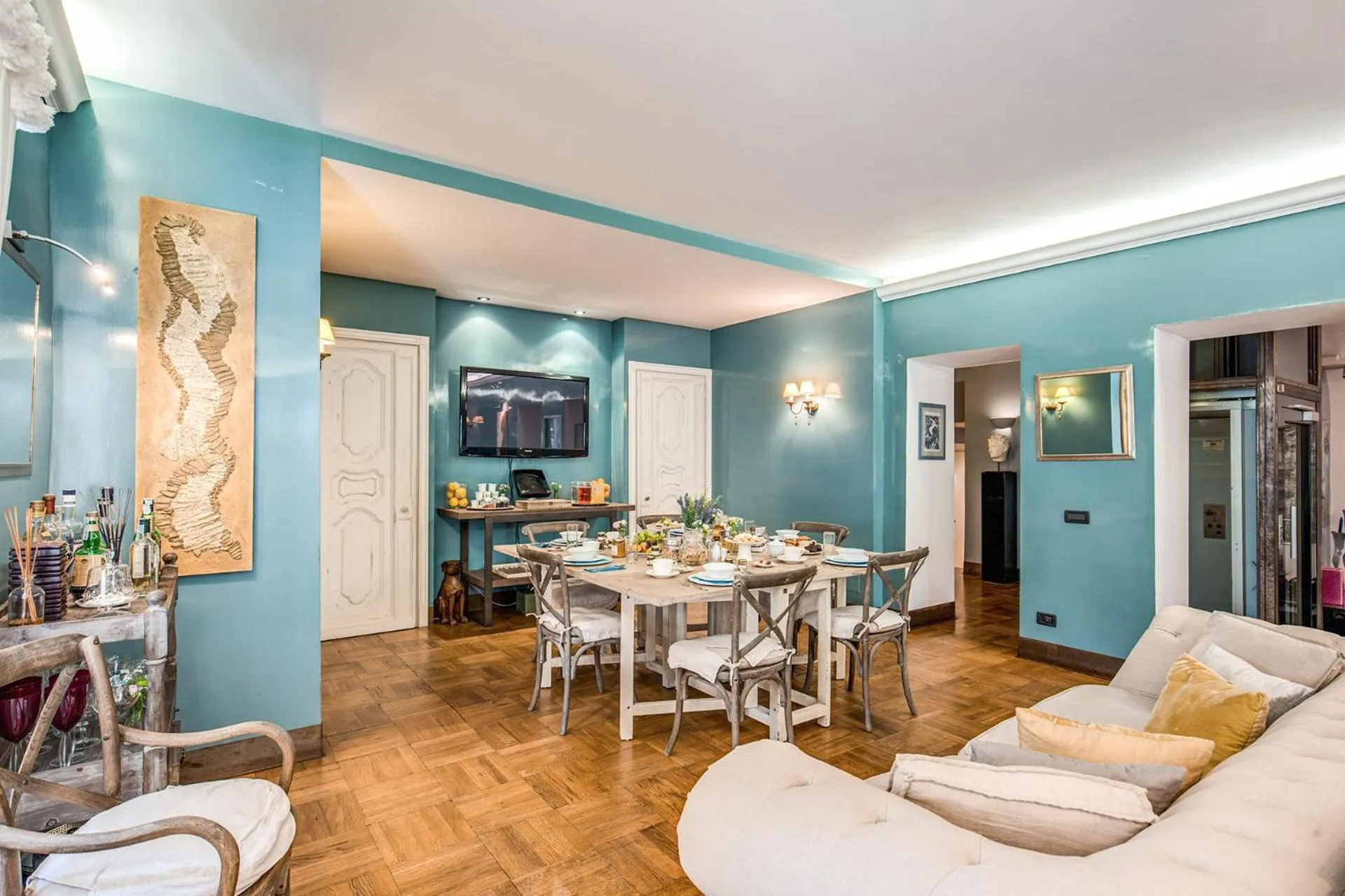 Communal lounge/ TV room in Hotel Villa Linneo