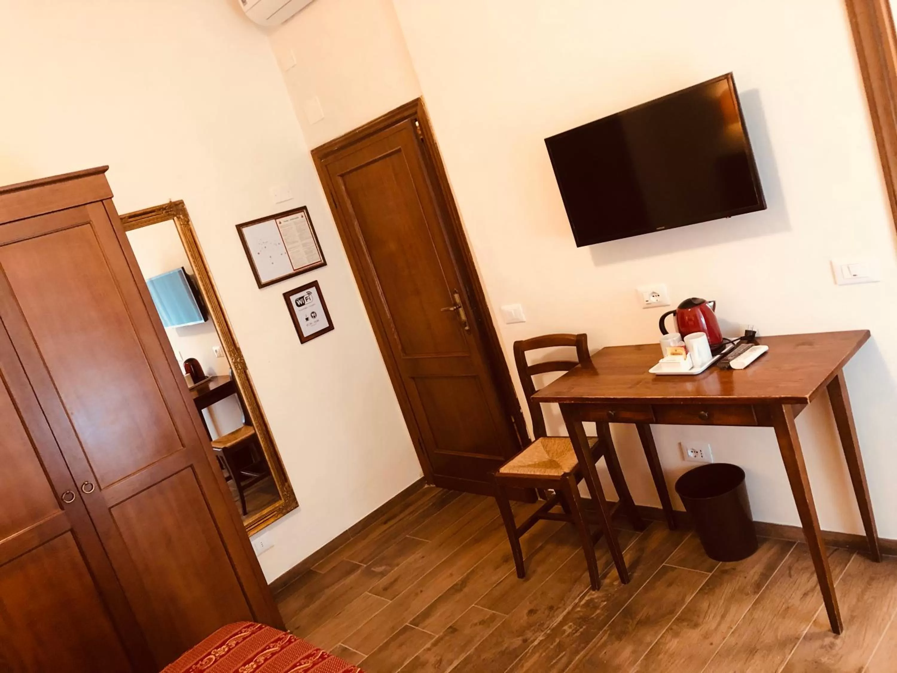 Photo of the whole room in Hotel Nizza