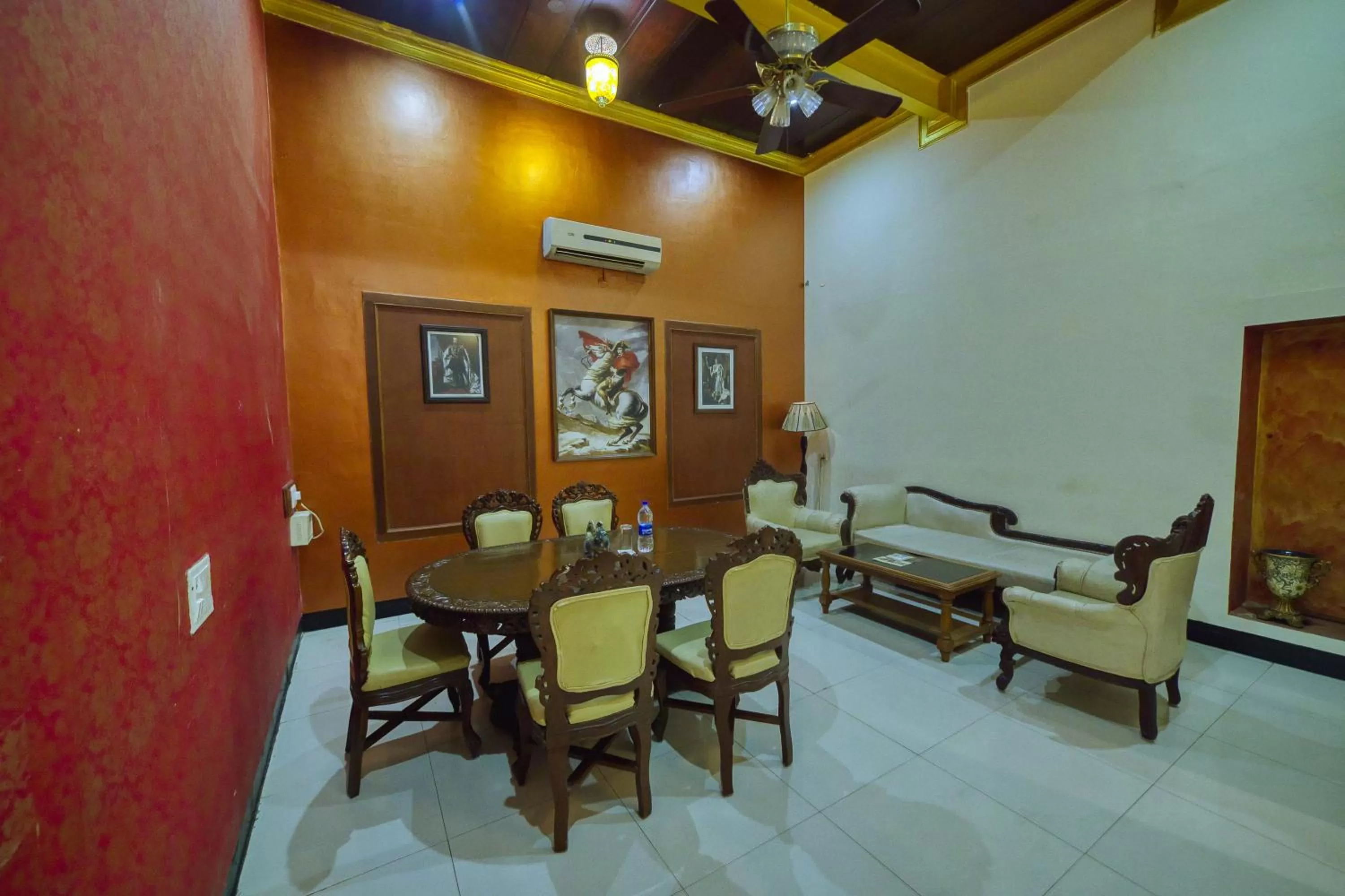 Dining area in HOTEL WINDSOR CASTLE