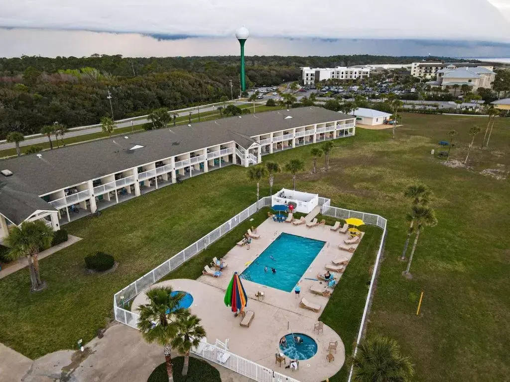 Bird's eye view, Pool View in Days Inn & Suites by Wyndham Jekyll Island