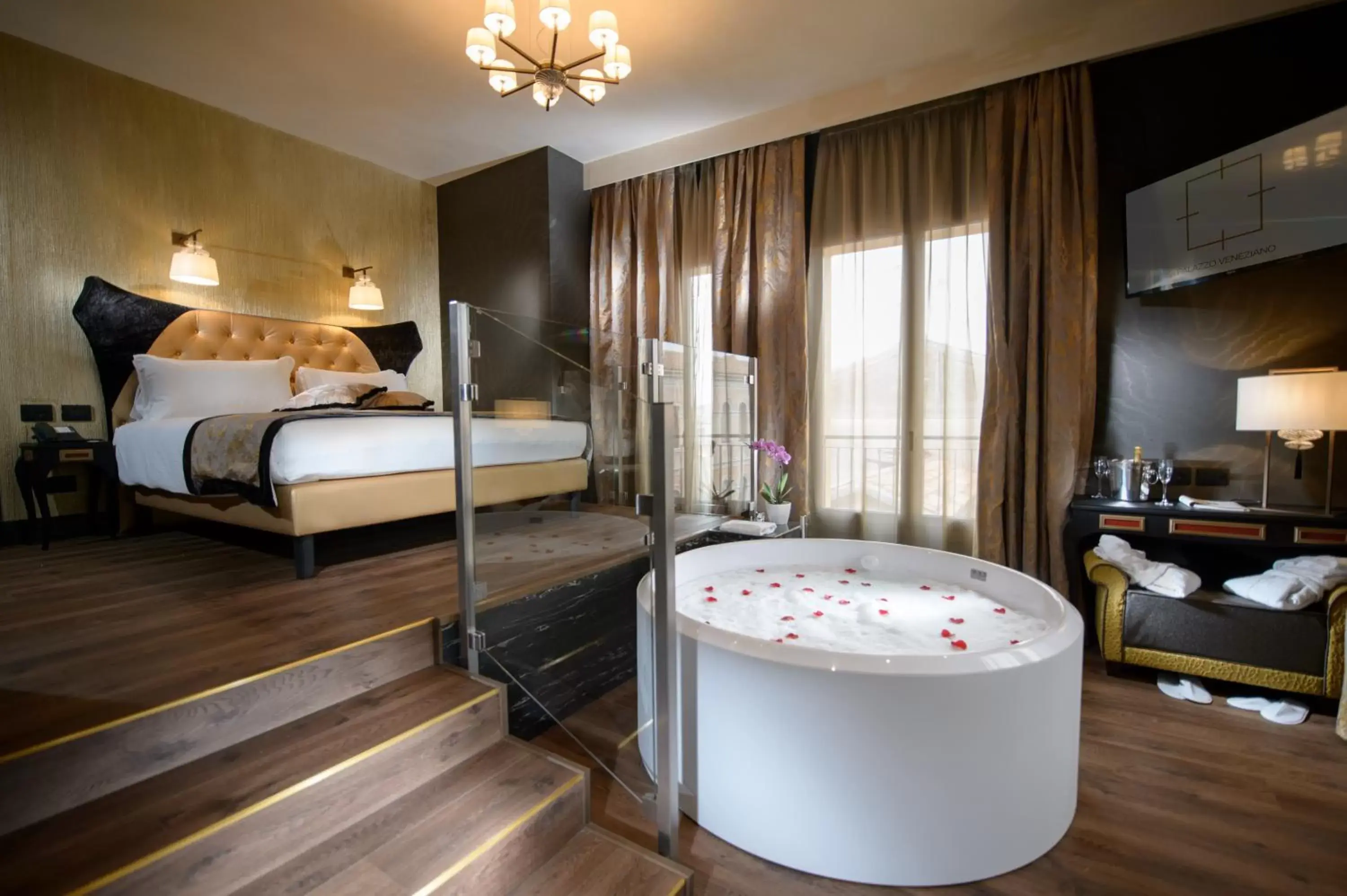 Corner Junior Suite with Jacuzzi and Canal View in Palazzo Veneziano - Venice Collection Corner Junior Suite with Jacuzzi and Canal View in Palazzo Veneziano - Venice Collection