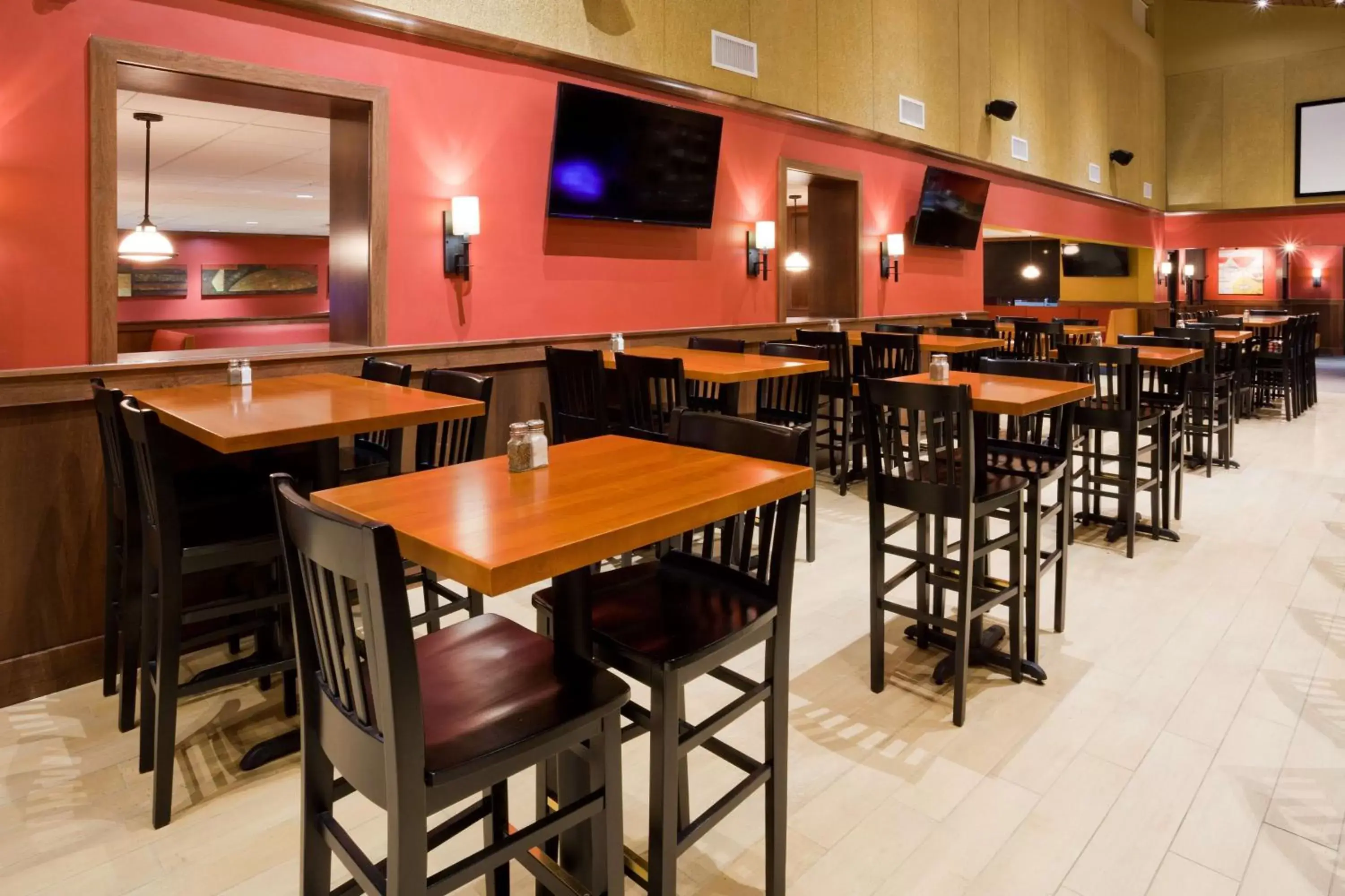 Lounge or bar, Restaurant/Places to Eat in Best Western Plus Willmar