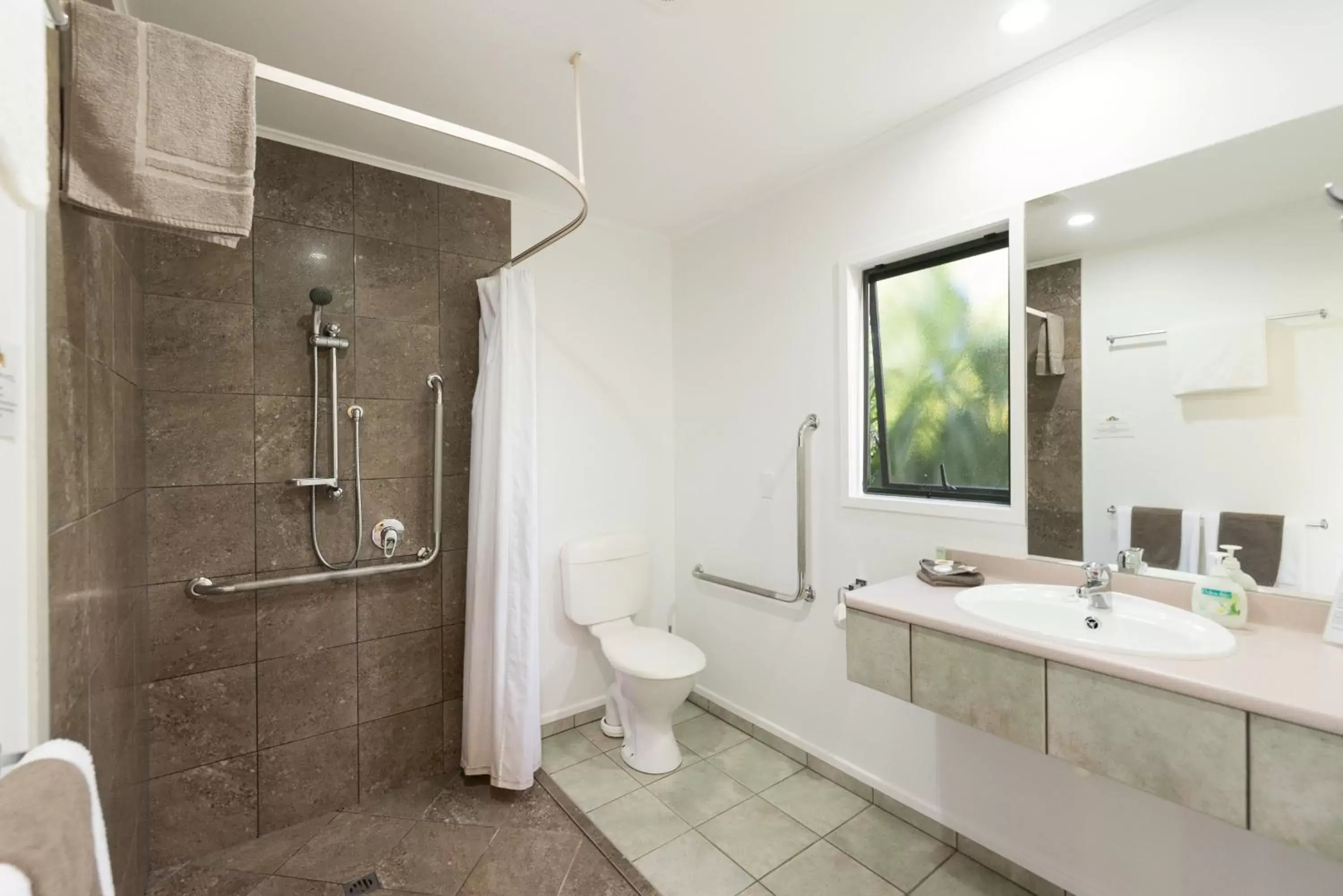 Bathroom in Kauri Park Motel
