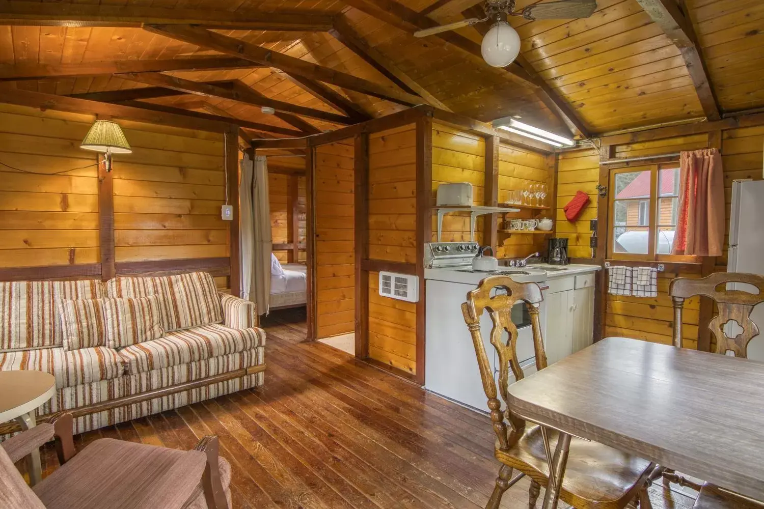 Kitchen or kitchenette, Seating Area in Timbers Resort