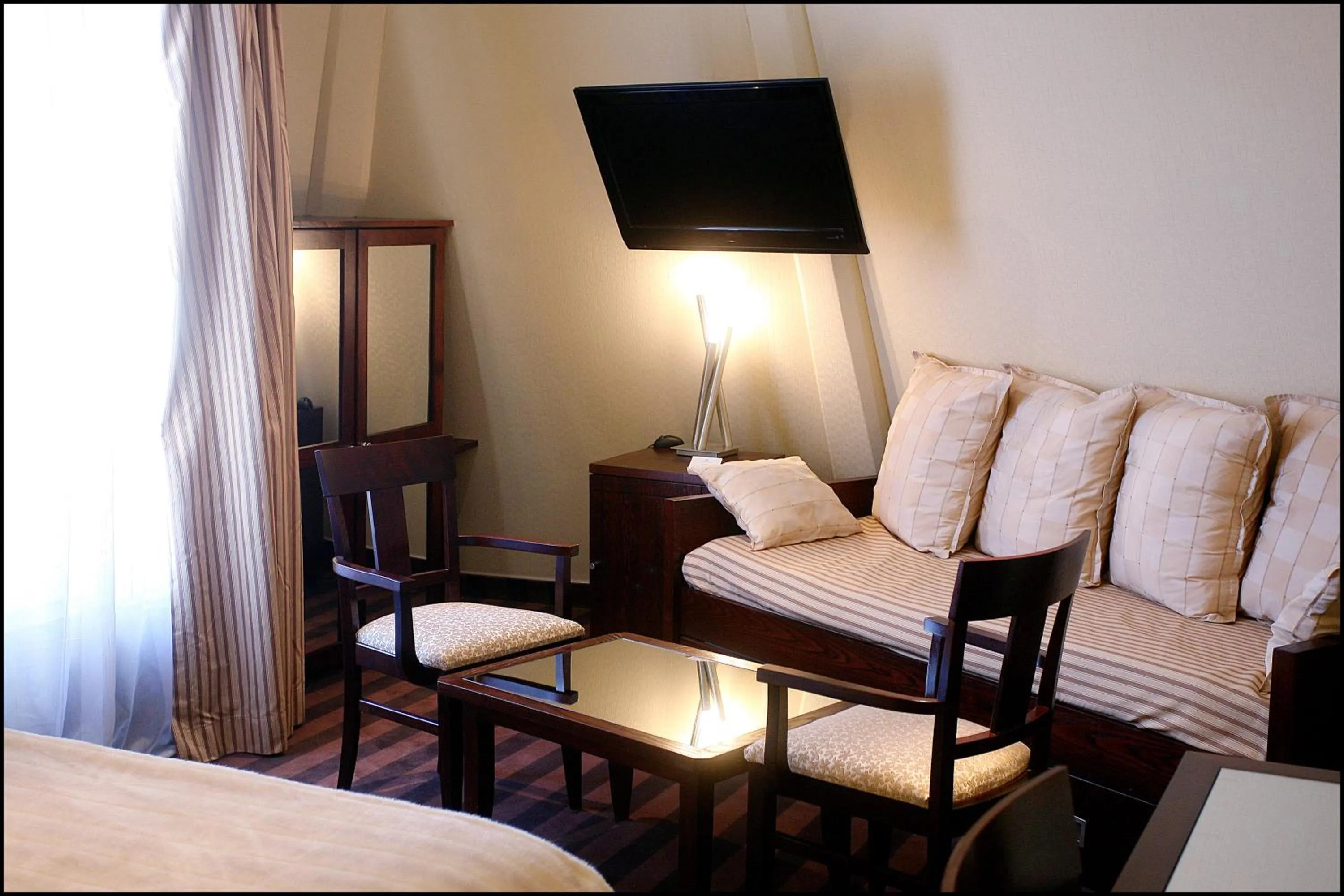 TV and multimedia, Bed in Grand Hotel Francais