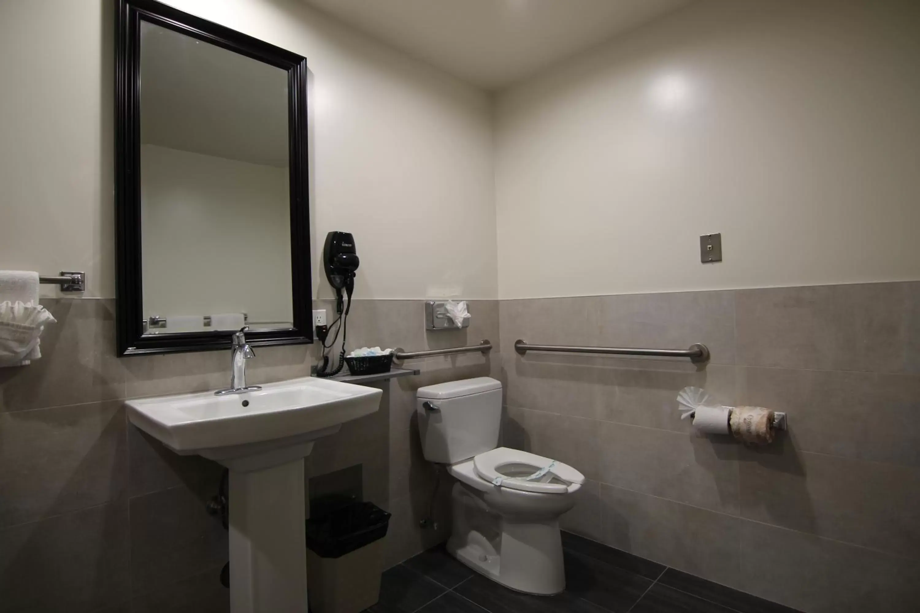 Toilet, Bathroom in Dunes Inn - Wilshire
