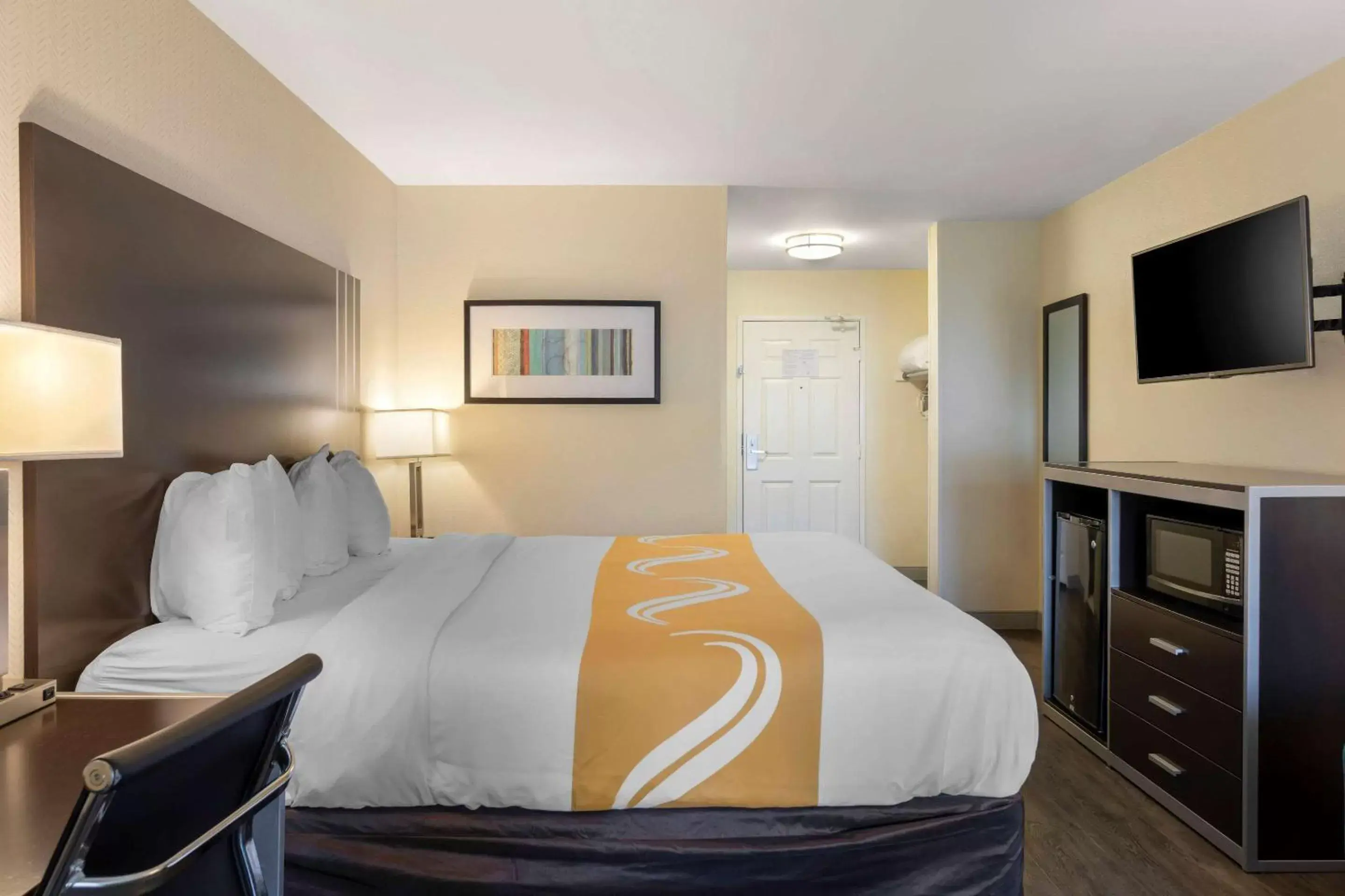 Bedroom, Bed in Quality Inn & Suites Camarillo-Oxnard