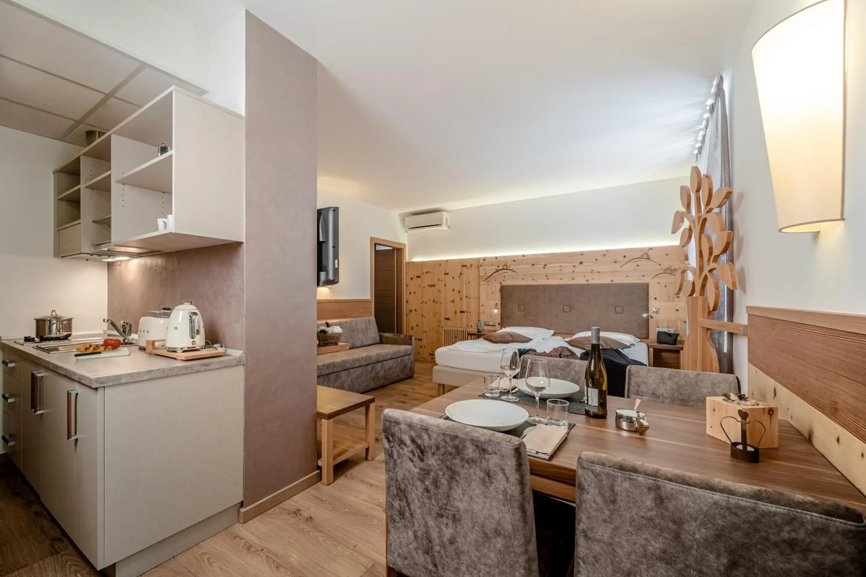 Bedroom, Kitchen/Kitchenette in Sport & Wellness Hotel Cristallo