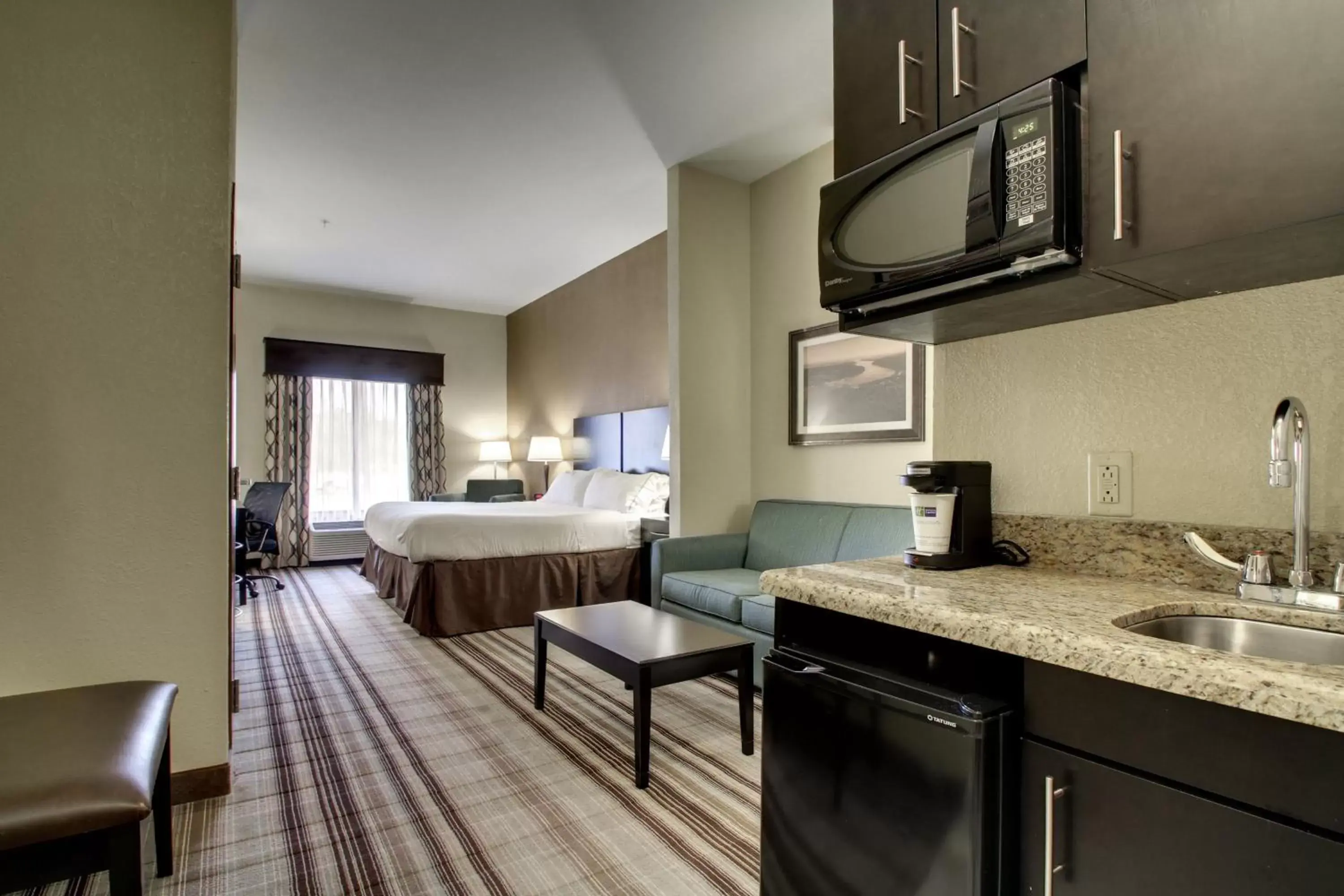 Photo of the whole room, Kitchen/Kitchenette in Holiday Inn Express Natchez South West, an IHG Hotel