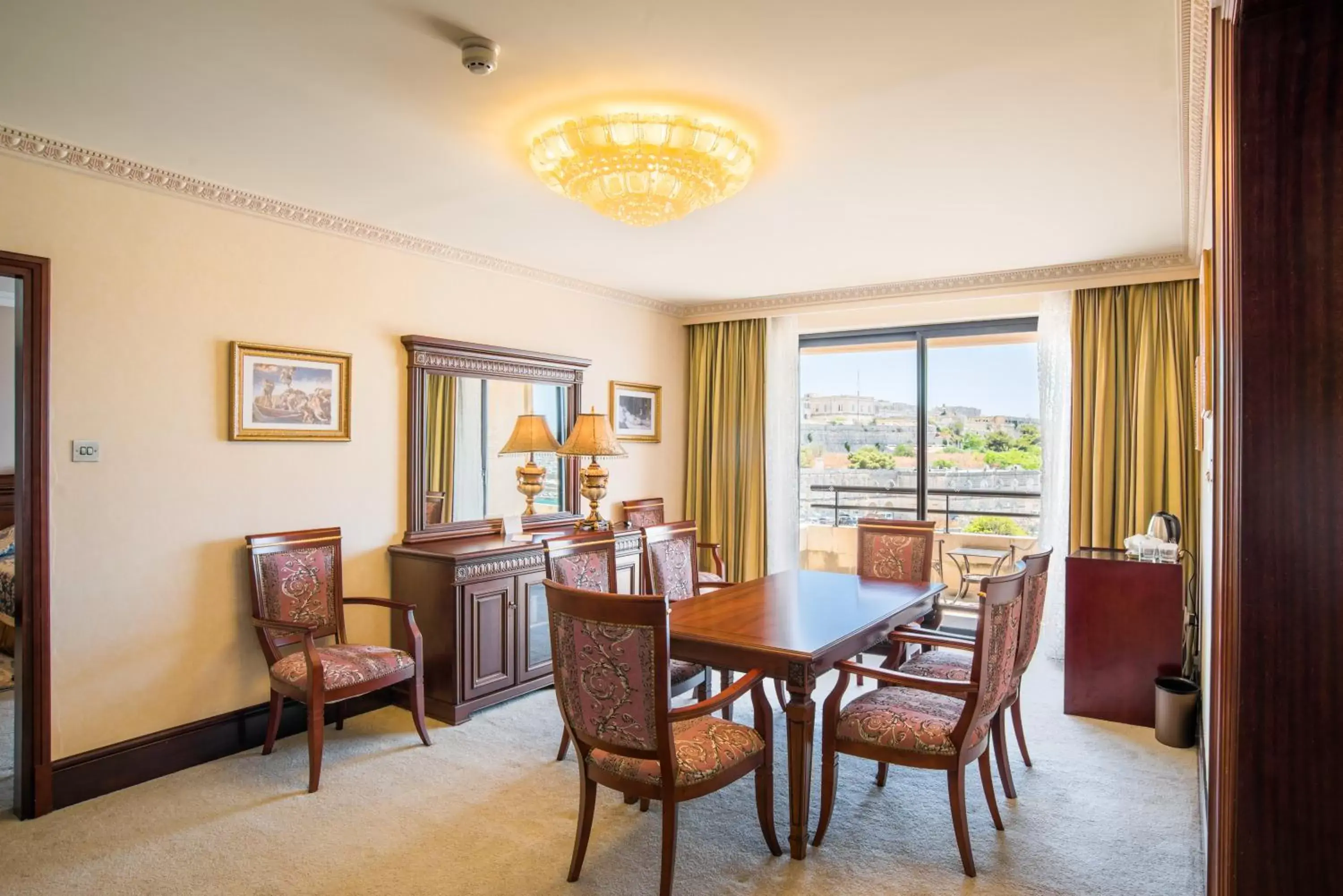 Coffee/tea facilities, Dining Area in Grand Hotel Excelsior