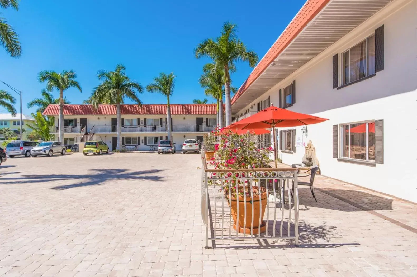 Facade/entrance, Property Building in Hibiscus Suites - Sarasota