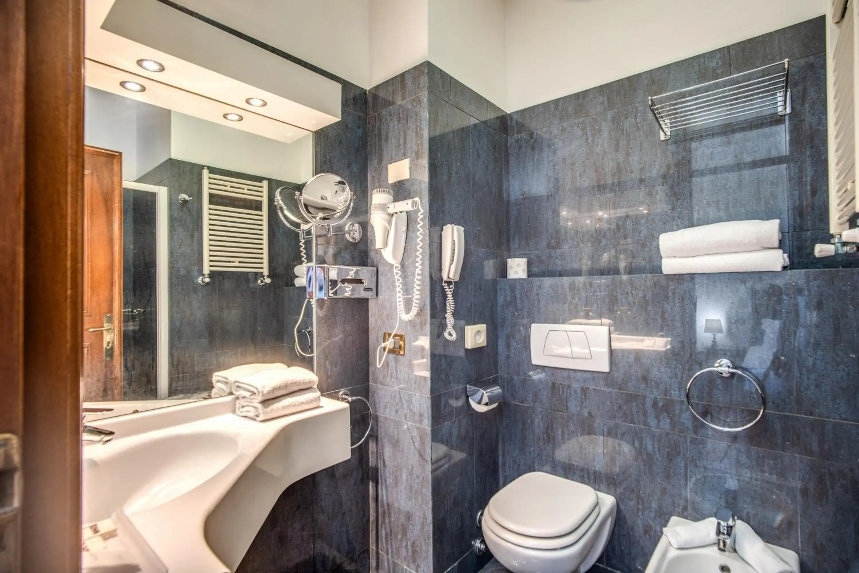 Toilet, Bathroom in Hotel Della Torre Argentina