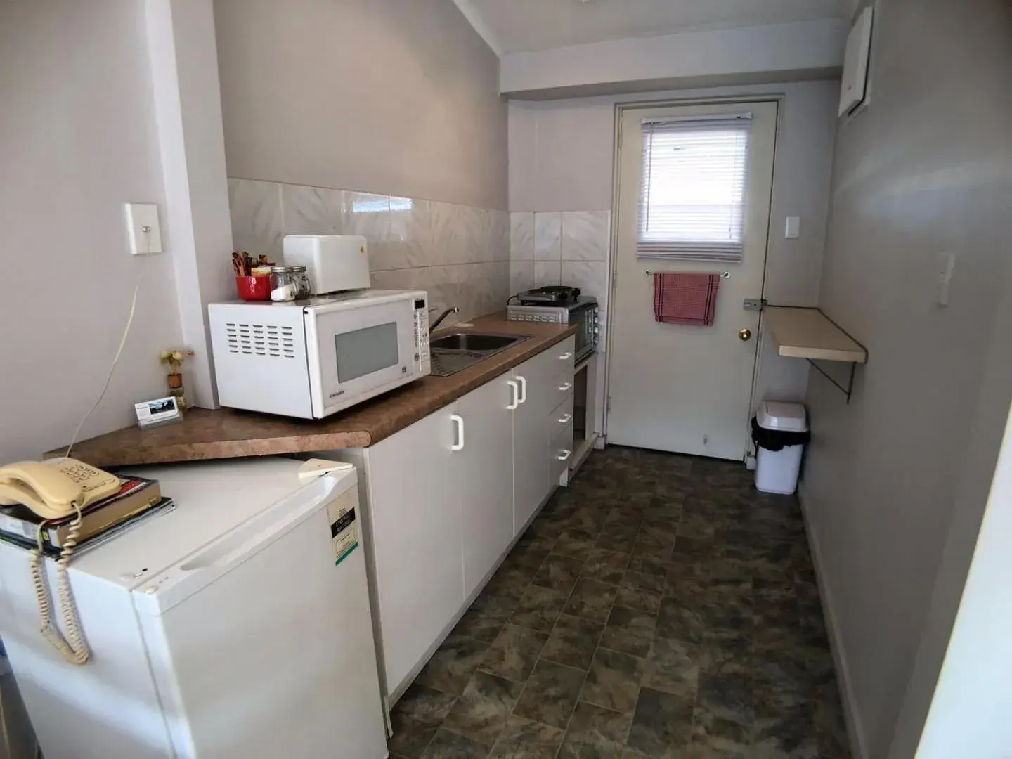 Kitchen/Kitchenette in Tui Lodge Motel