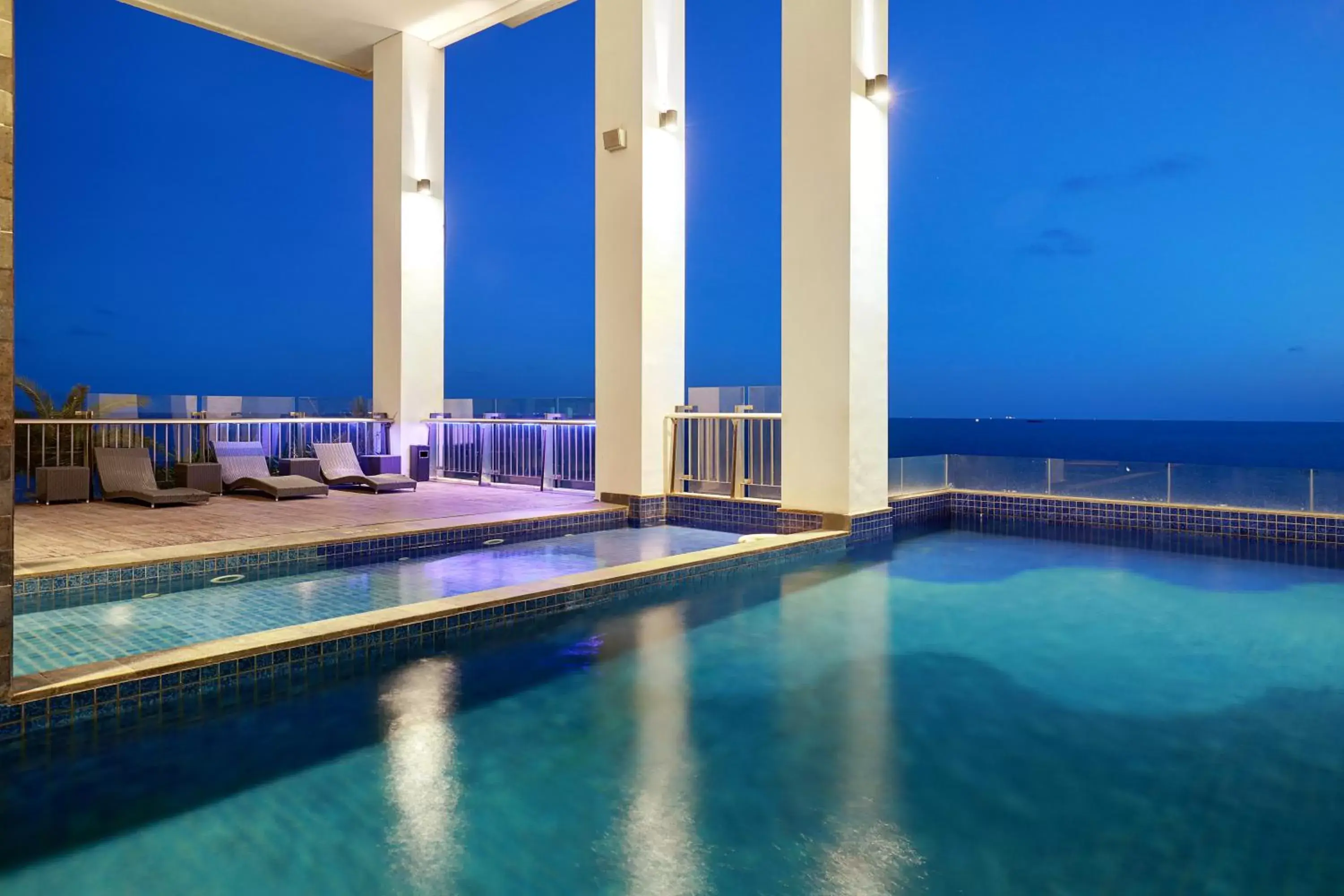 Swimming pool in Swiss-Belhotel Balikpapan Swimming pool in Swiss-Belhotel Balikpapan