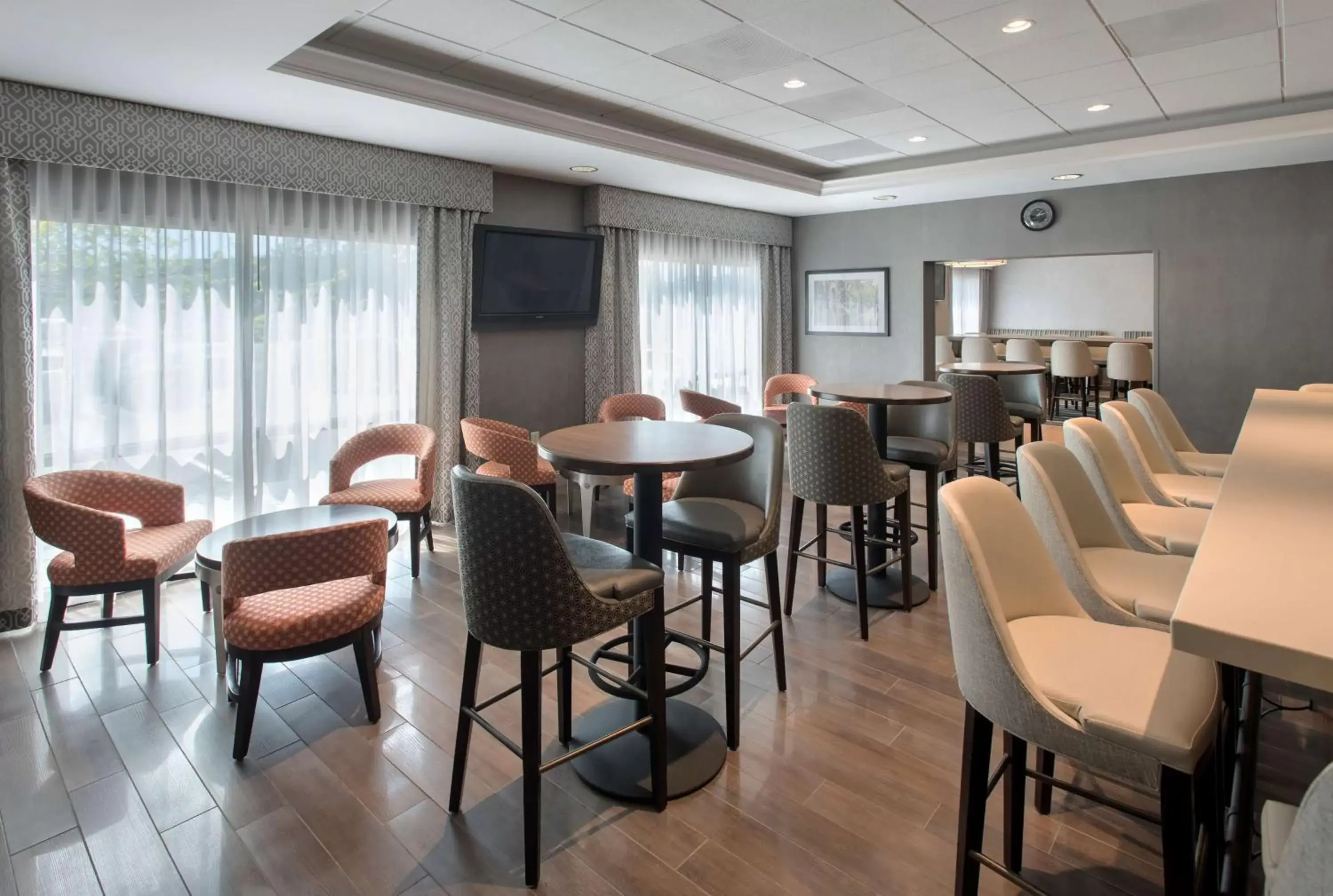 Lounge or bar, Restaurant/Places to Eat in Hampton Inn Boston Logan Airport