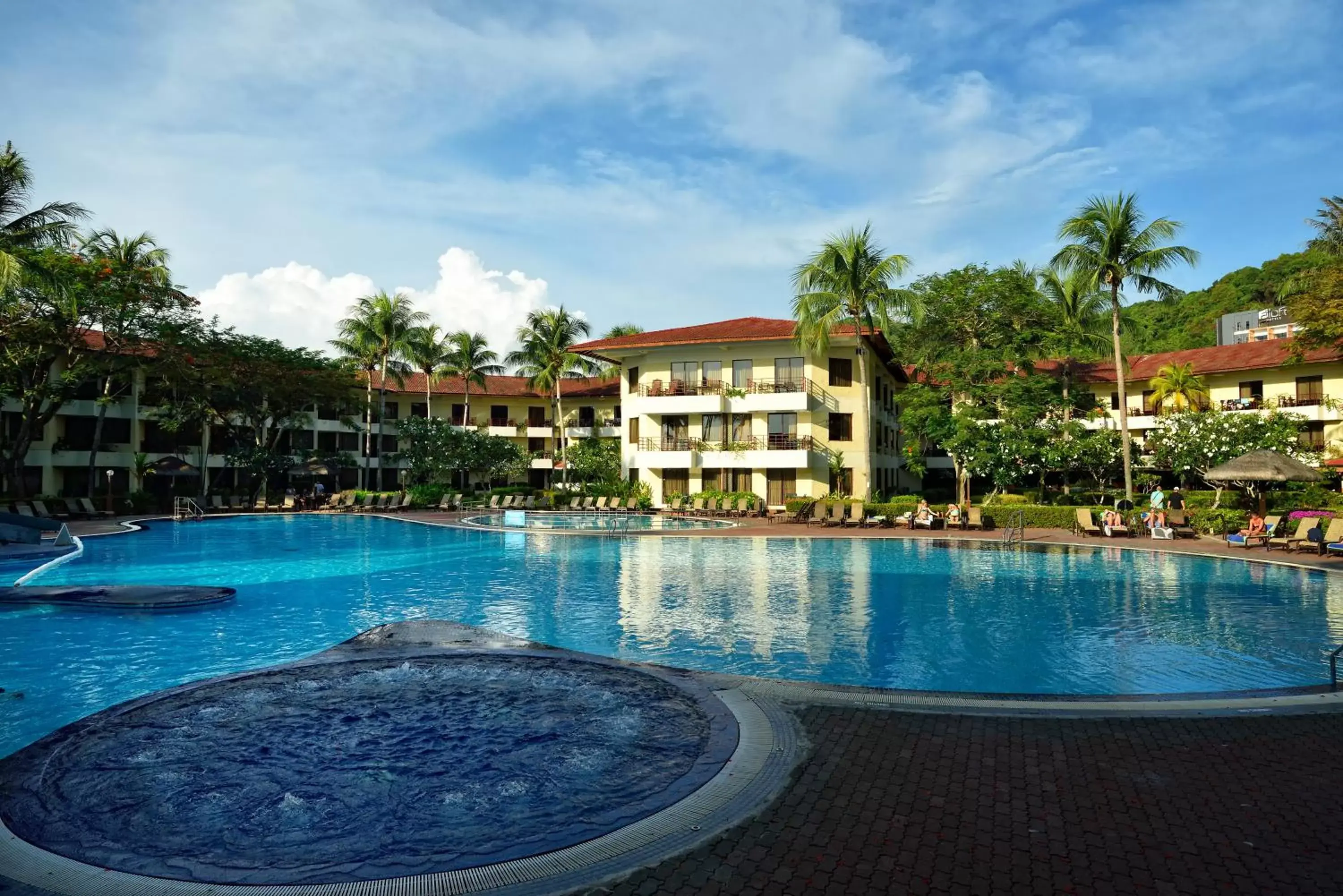 Swimming Pool in Holiday Villa Beach Resort & Spa Langkawi