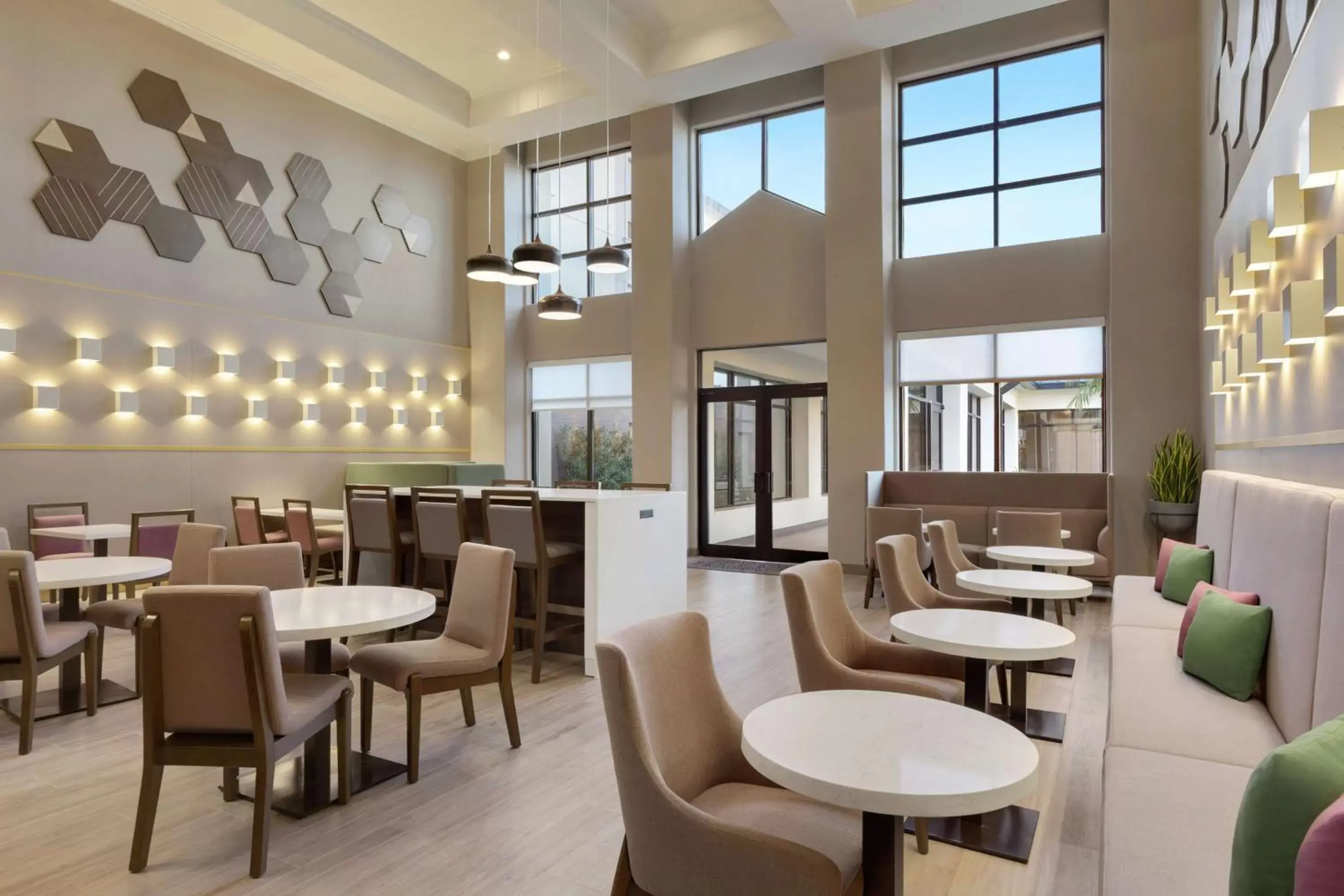 Breakfast, Lounge/Bar in Hampton Inn & Suites Houston-Cypress Station