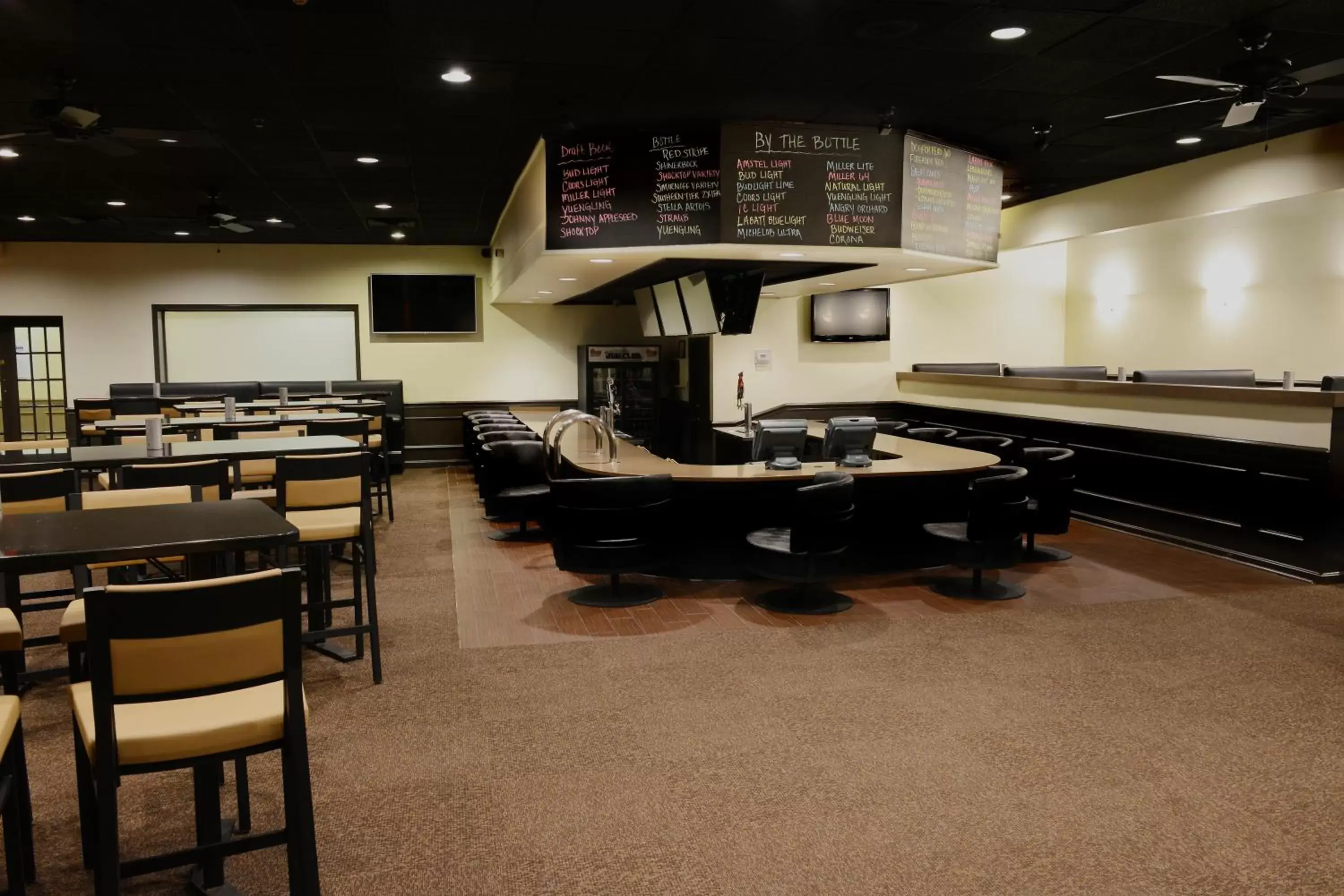 Lounge or bar in Park Inn By Radisson Sharon Lounge or bar in Park Inn By Radisson Sharon