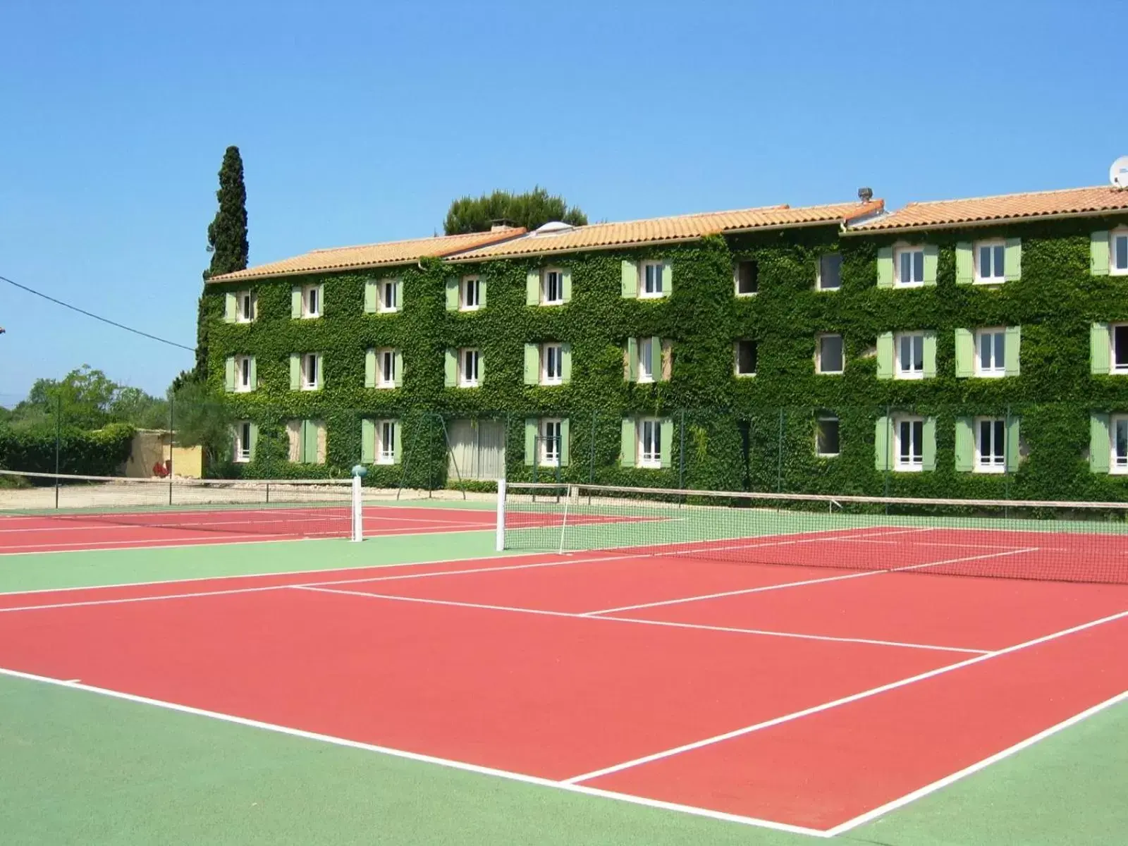 Tennis court, Tennis/Squash in Logis Hotel Restaurant Uzès Pont du Gard