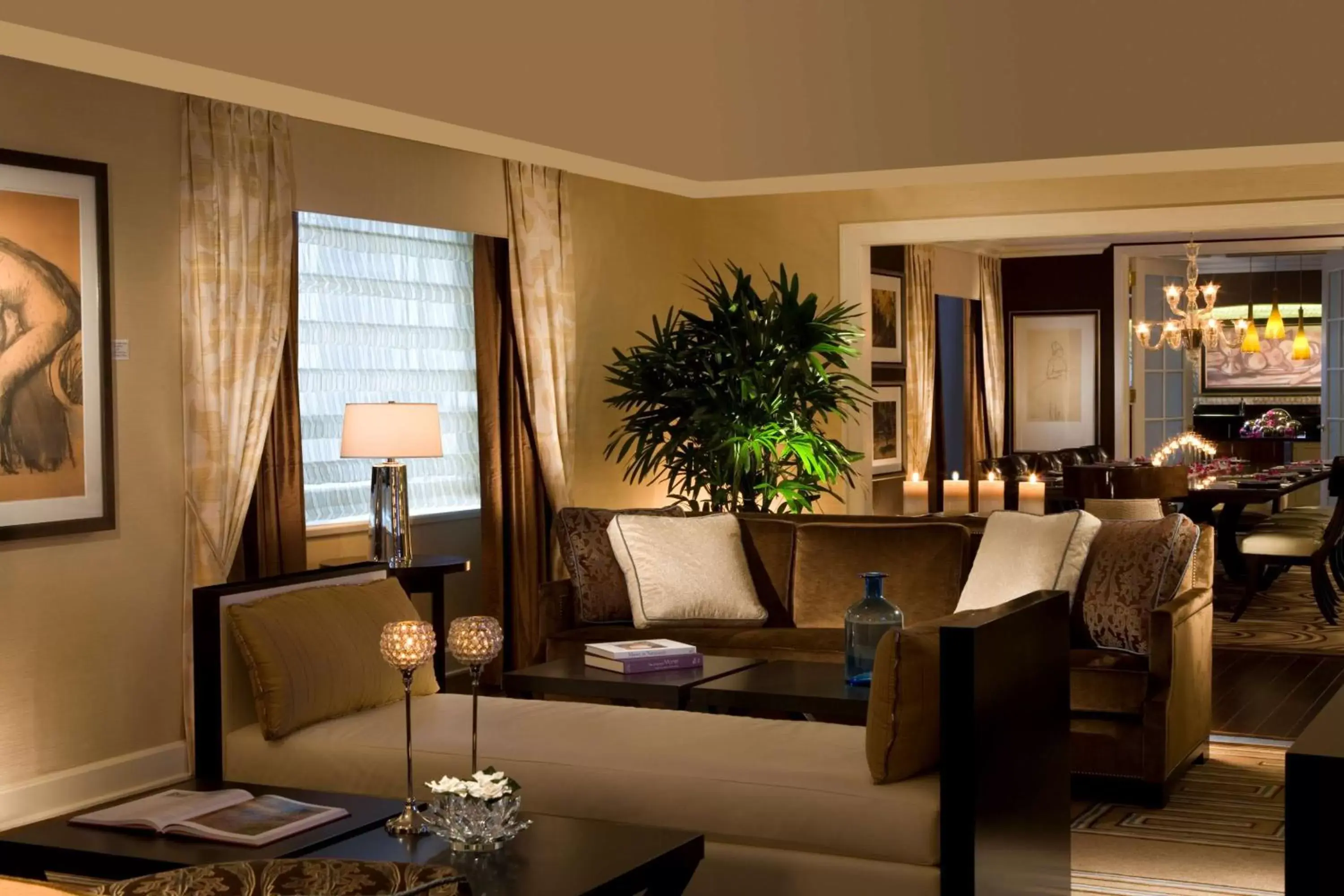 Living room, Seating Area in The Palmer House Hilton