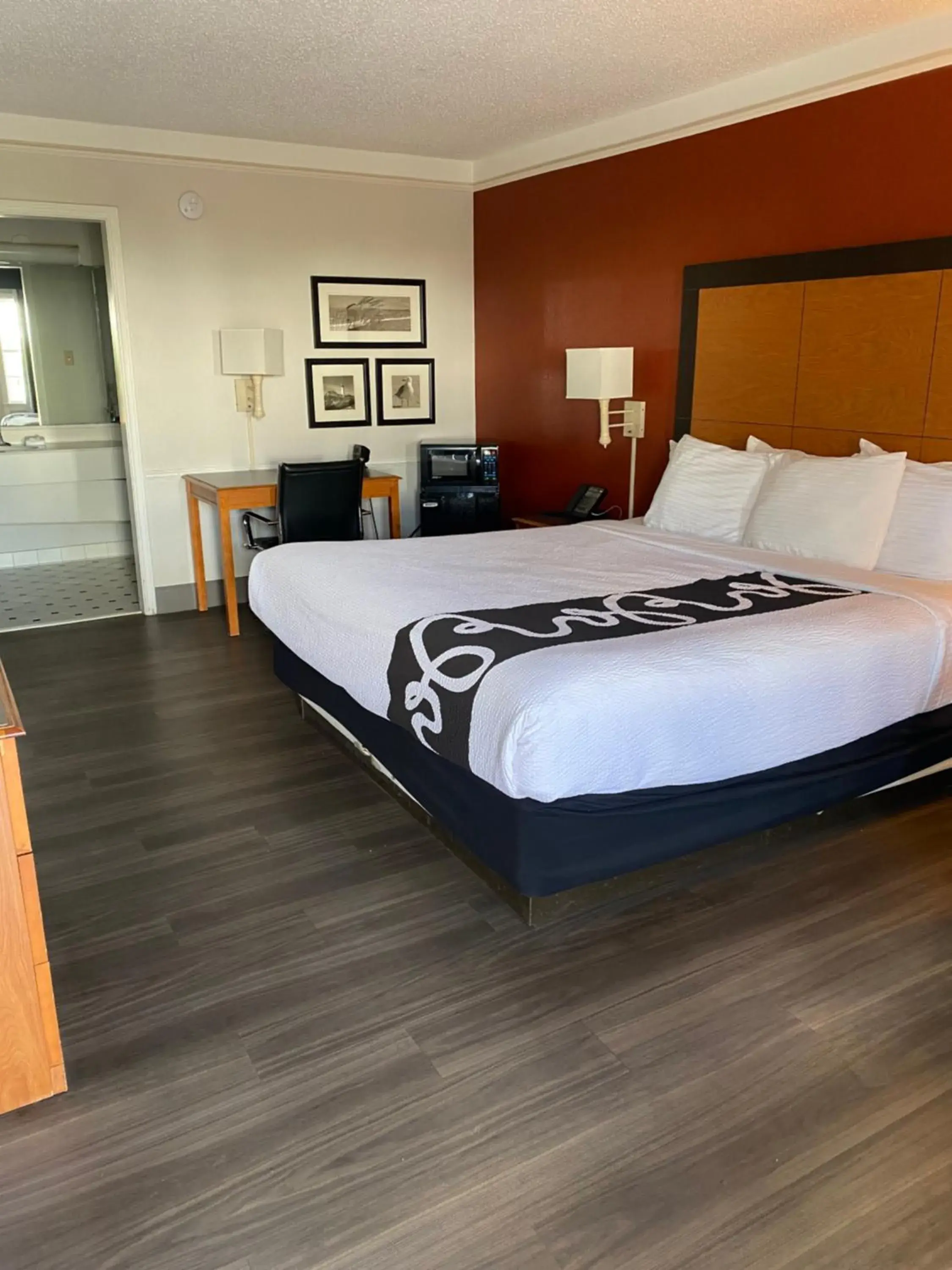 Seating area, Bed in La Quinta Inn by Wyndham Corpus Christi North