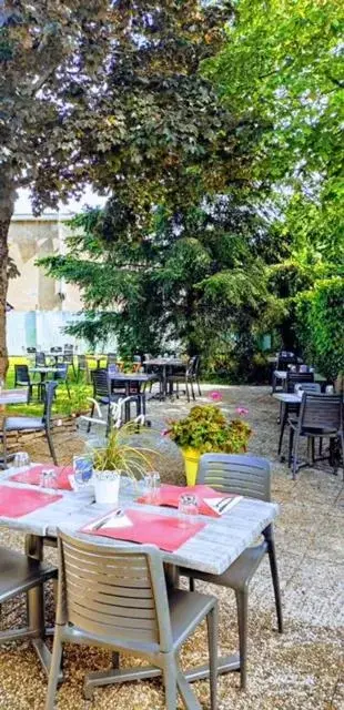 Patio, Restaurant/Places to Eat in Campanile Vichy - Bellerive